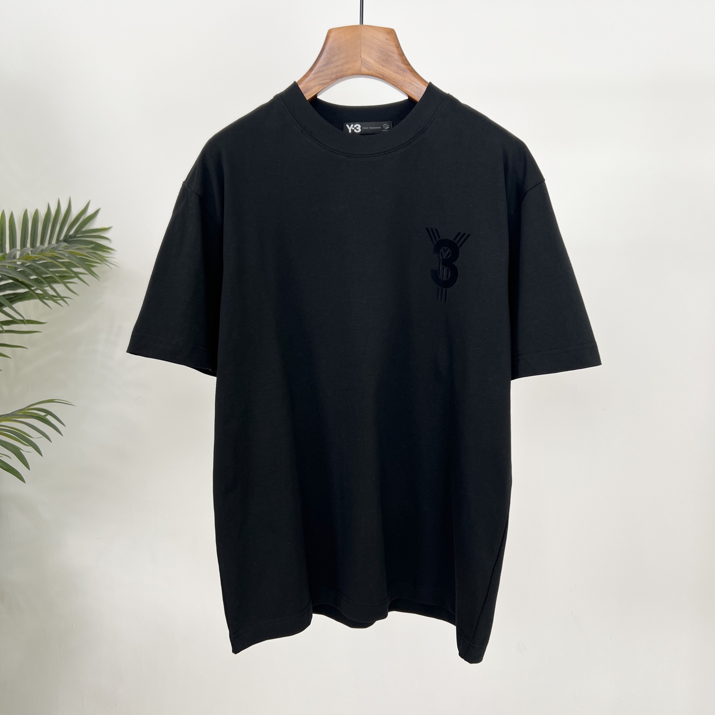 p95 Y - 3 25夏季新款T恤帅炸！背后大logo印花超吸睛，索罗纳棉材质舒适感拉满，宽松版型怎么穿都很潮~
颜色：黑、白
码数：S-2XL