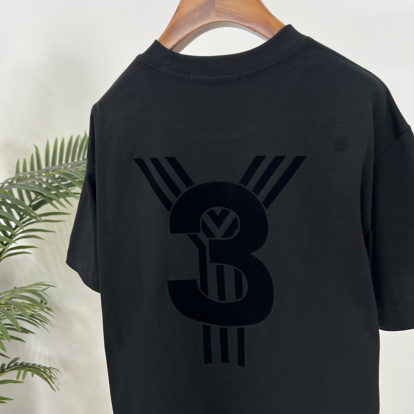 p95 Y - 3 25夏季新款T恤帅炸！背后大logo印花超吸睛，索罗纳棉材质舒适感拉满，宽松版型怎么穿都很潮~
颜色：黑、白
码数：S-2XL