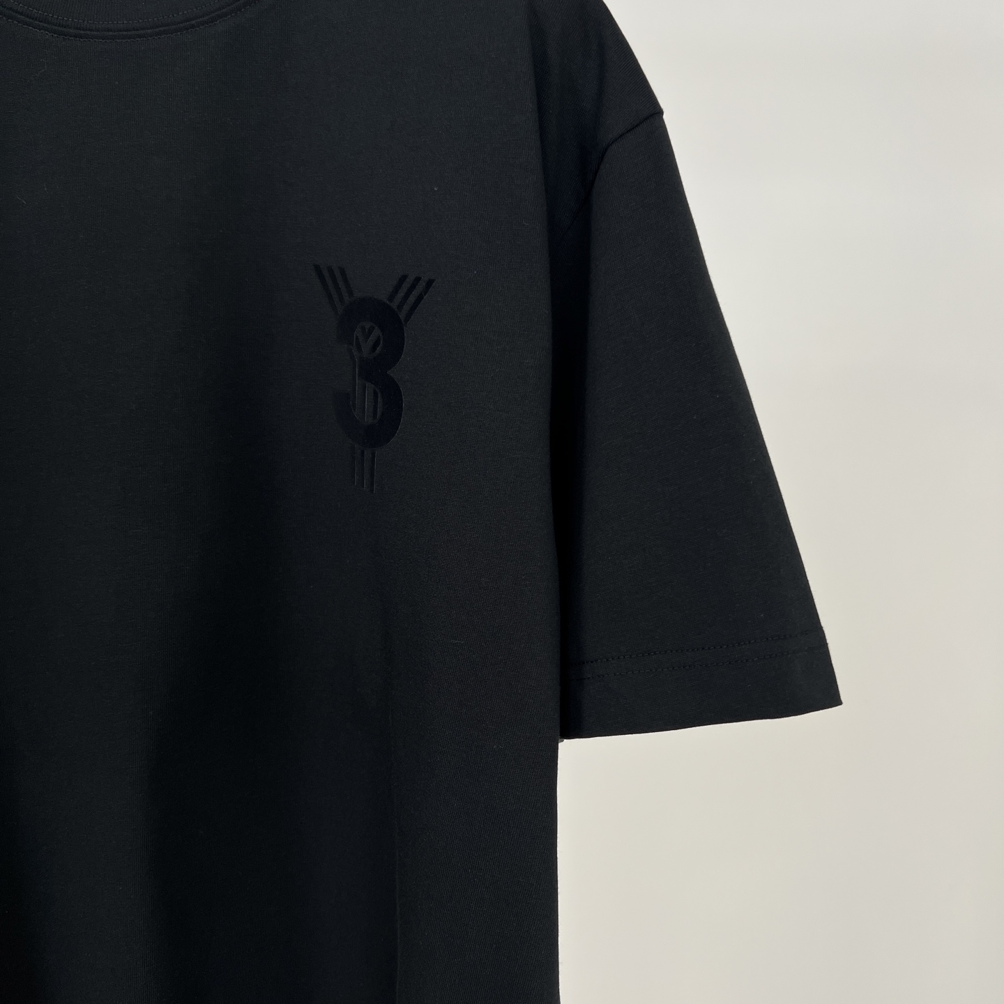 p95 Y - 3 25夏季新款T恤帅炸！背后大logo印花超吸睛，索罗纳棉材质舒适感拉满，宽松版型怎么穿都很潮~
颜色：黑、白
码数：S-2XL