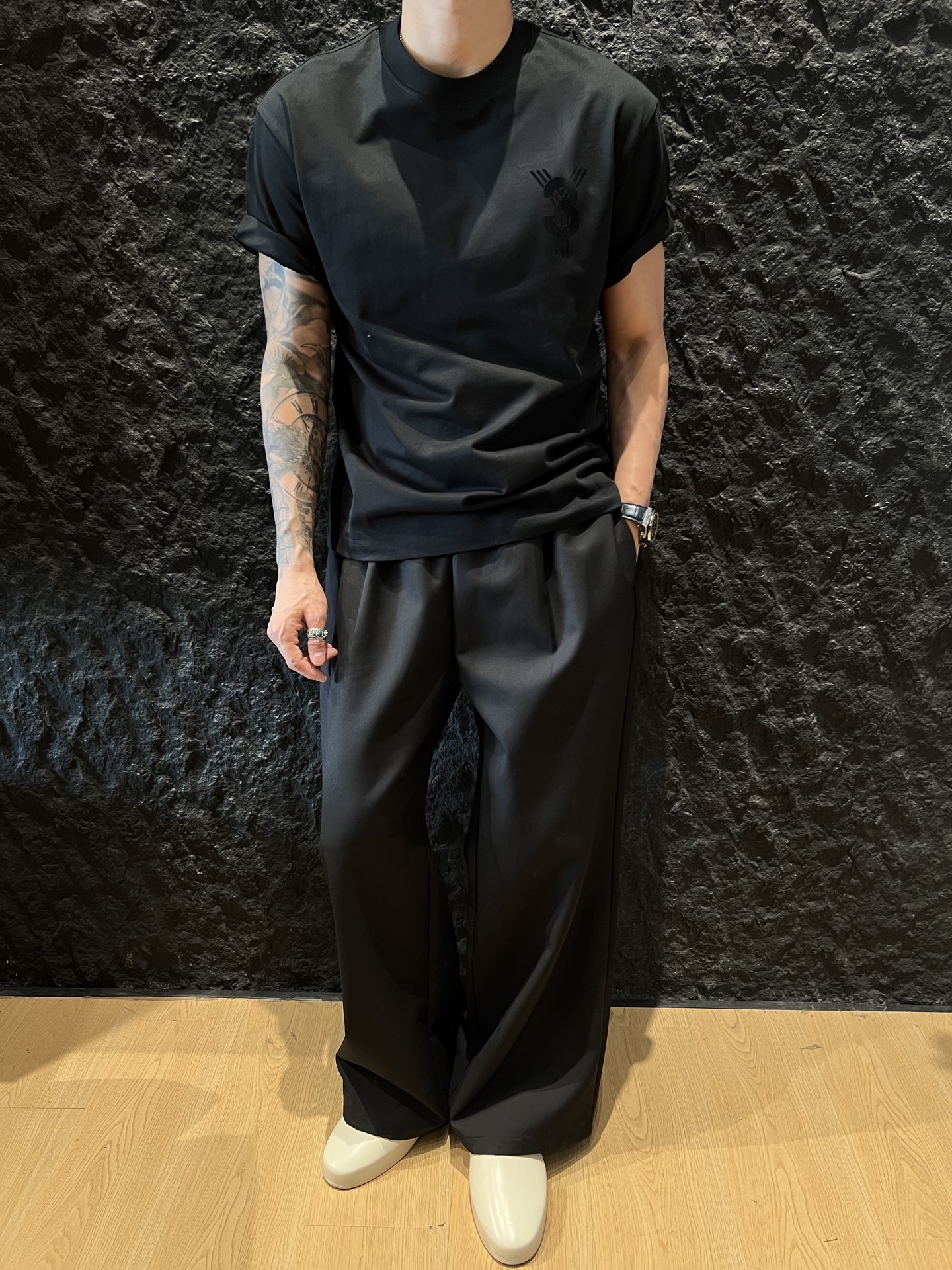p95 Y - 3 25夏季新款T恤帅炸！背后大logo印花超吸睛，索罗纳棉材质舒适感拉满，宽松版型怎么穿都很潮~
颜色：黑、白
码数：S-2XL