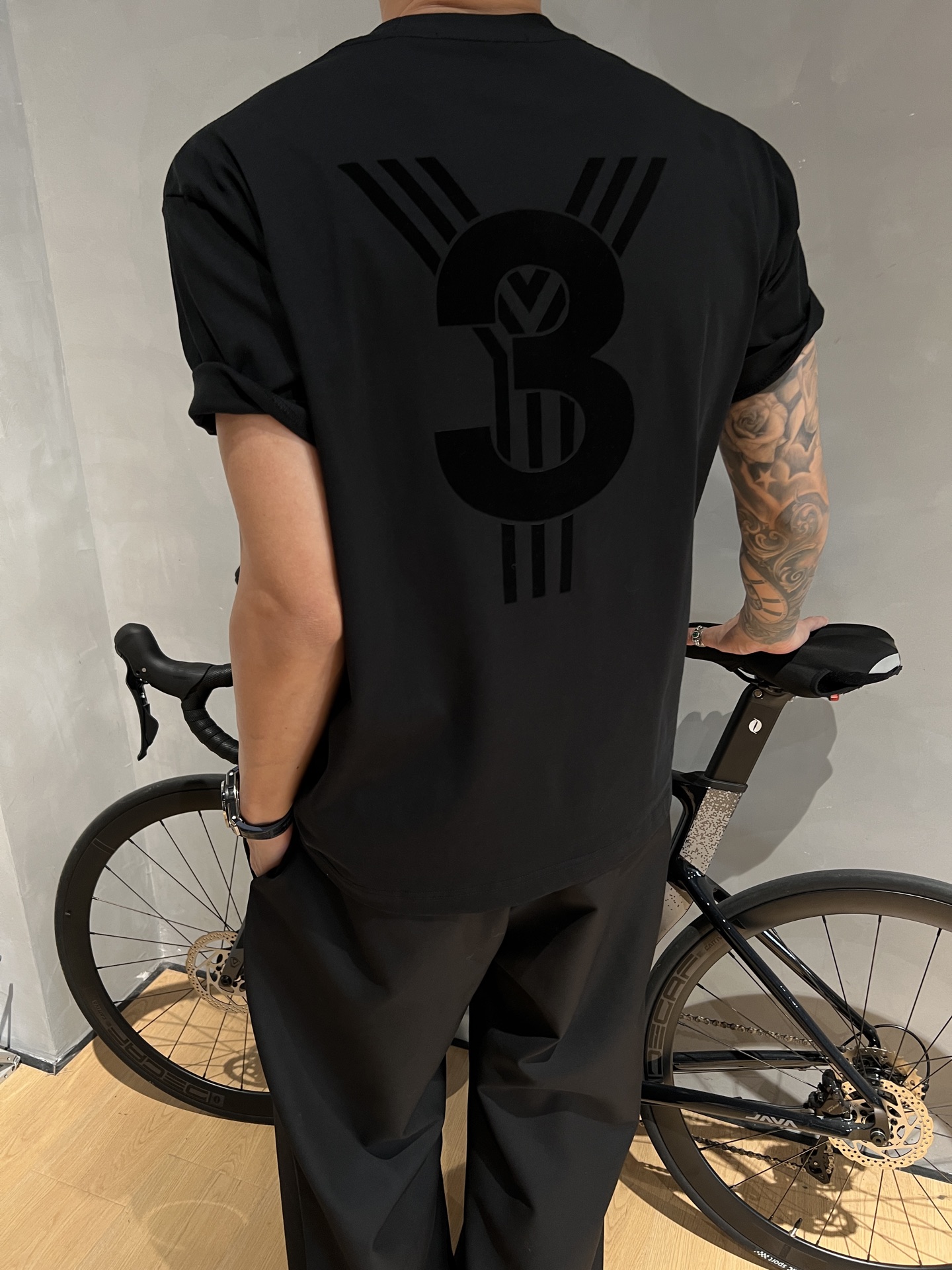 p95 Y - 3 25夏季新款T恤帅炸！背后大logo印花超吸睛，索罗纳棉材质舒适感拉满，宽松版型怎么穿都很潮~
颜色：黑、白
码数：S-2XL