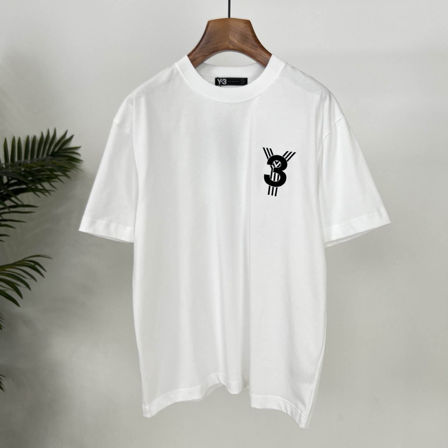 p95 Y - 3 25夏季新款T恤帅炸！背后大logo印花超吸睛，索罗纳棉材质舒适感拉满，宽松版型怎么穿都很潮~
颜色：黑、白
码数：S-2XL