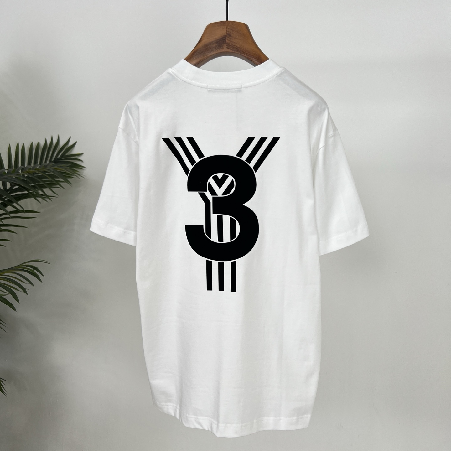 p95 Y - 3 25夏季新款T恤帅炸！背后大logo印花超吸睛，索罗纳棉材质舒适感拉满，宽松版型怎么穿都很潮~
颜色：黑、白
码数：S-2XL