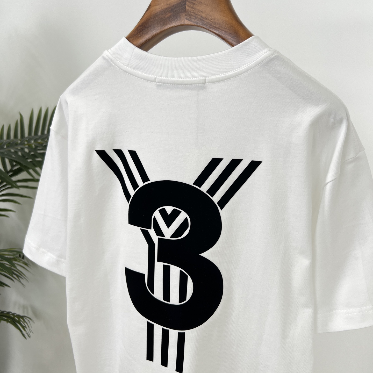 p95 Y - 3 25夏季新款T恤帅炸！背后大logo印花超吸睛，索罗纳棉材质舒适感拉满，宽松版型怎么穿都很潮~
颜色：黑、白
码数：S-2XL