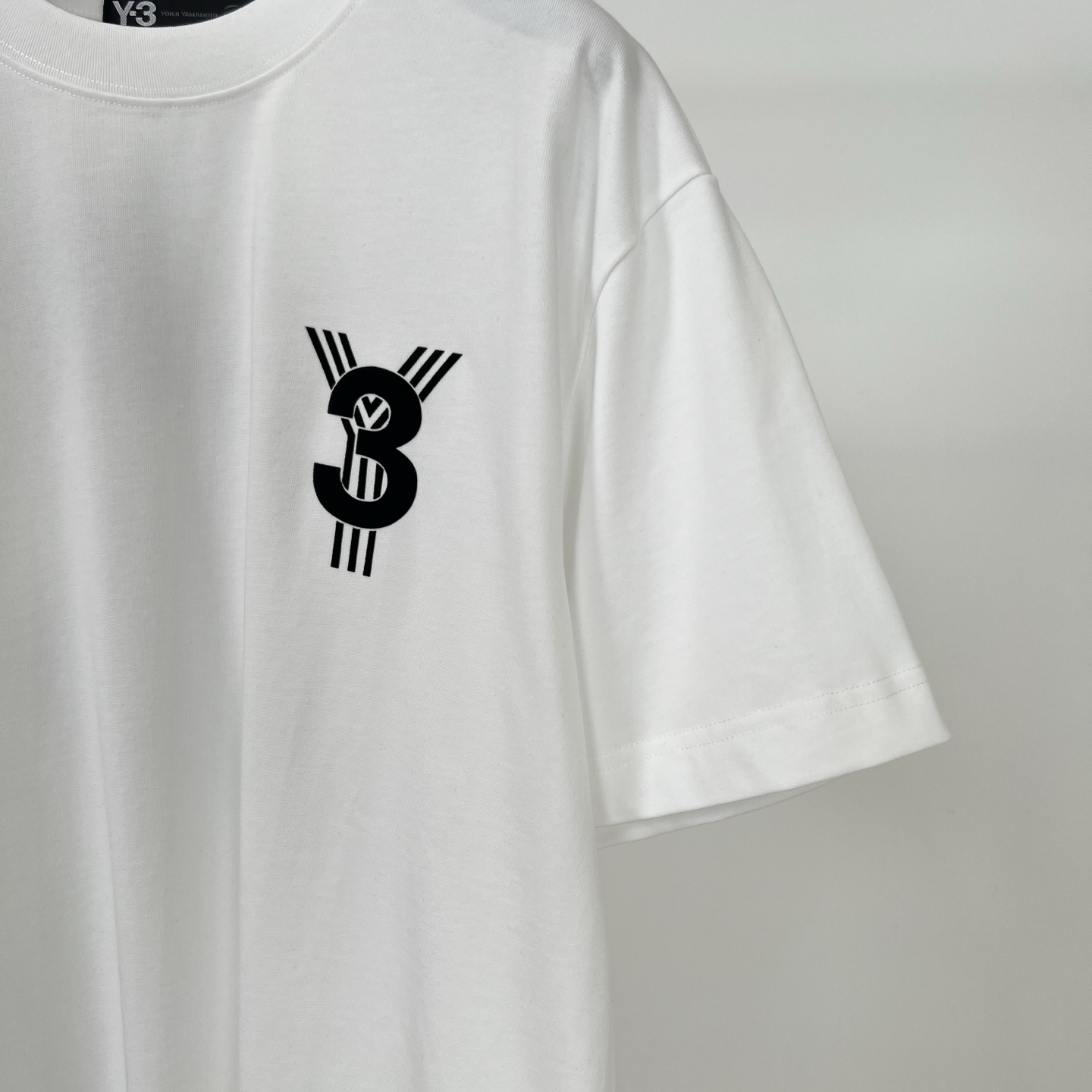 p95 Y - 3 25夏季新款T恤帅炸！背后大logo印花超吸睛，索罗纳棉材质舒适感拉满，宽松版型怎么穿都很潮~
颜色：黑、白
码数：S-2XL