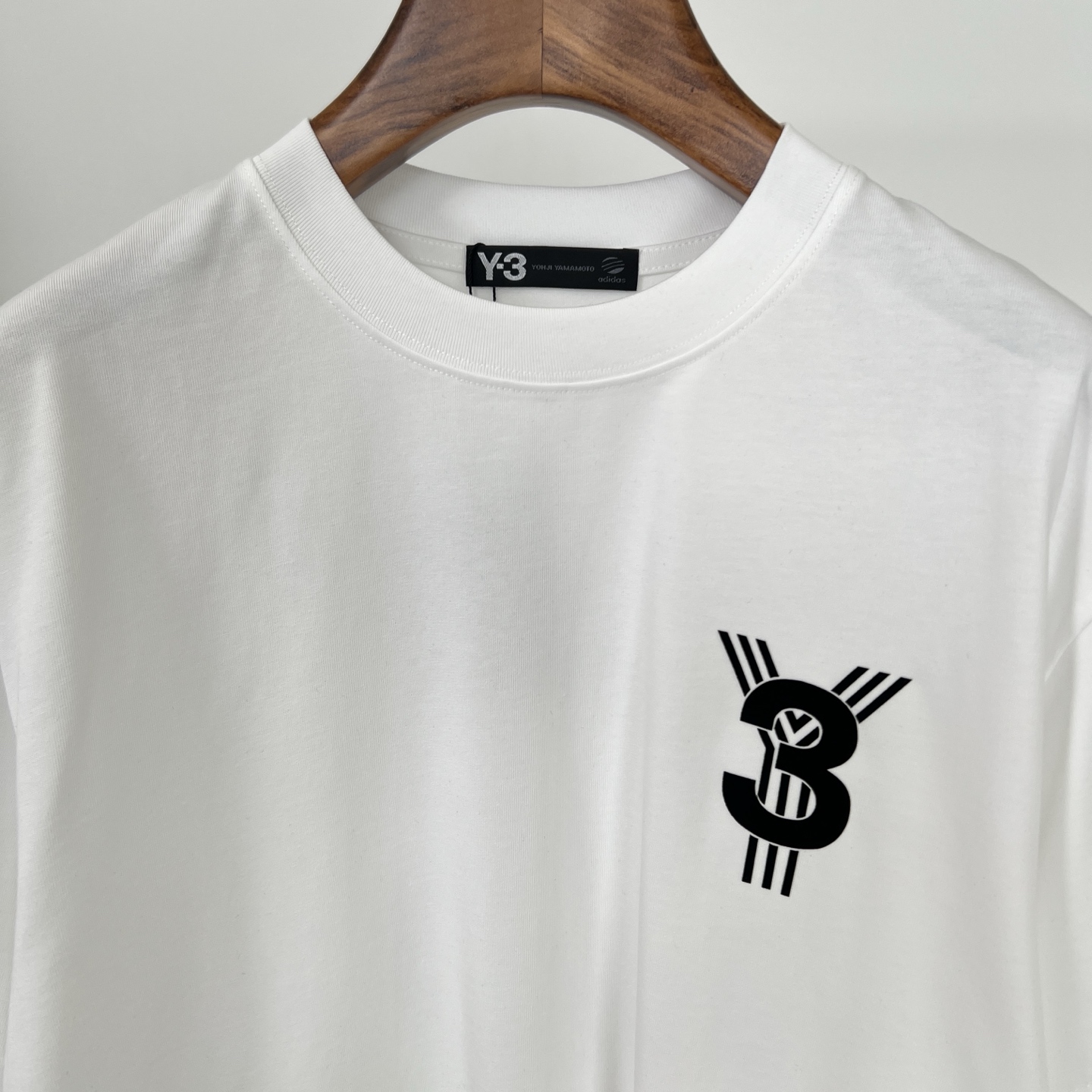 p95 Y - 3 25夏季新款T恤帅炸！背后大logo印花超吸睛，索罗纳棉材质舒适感拉满，宽松版型怎么穿都很潮~
颜色：黑、白
码数：S-2XL