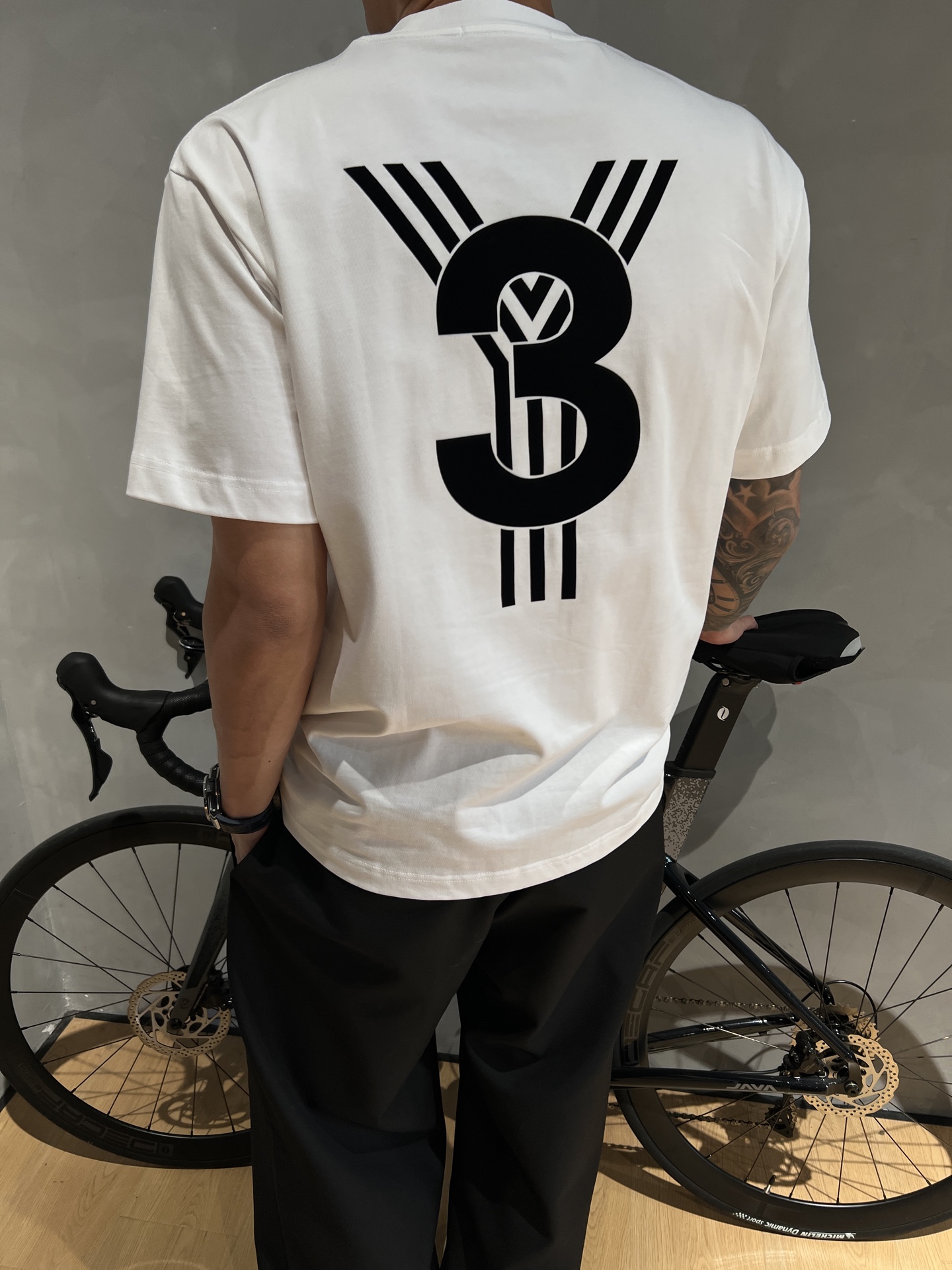 p95 Y - 3 25夏季新款T恤帅炸！背后大logo印花超吸睛，索罗纳棉材质舒适感拉满，宽松版型怎么穿都很潮~
颜色：黑、白
码数：S-2XL