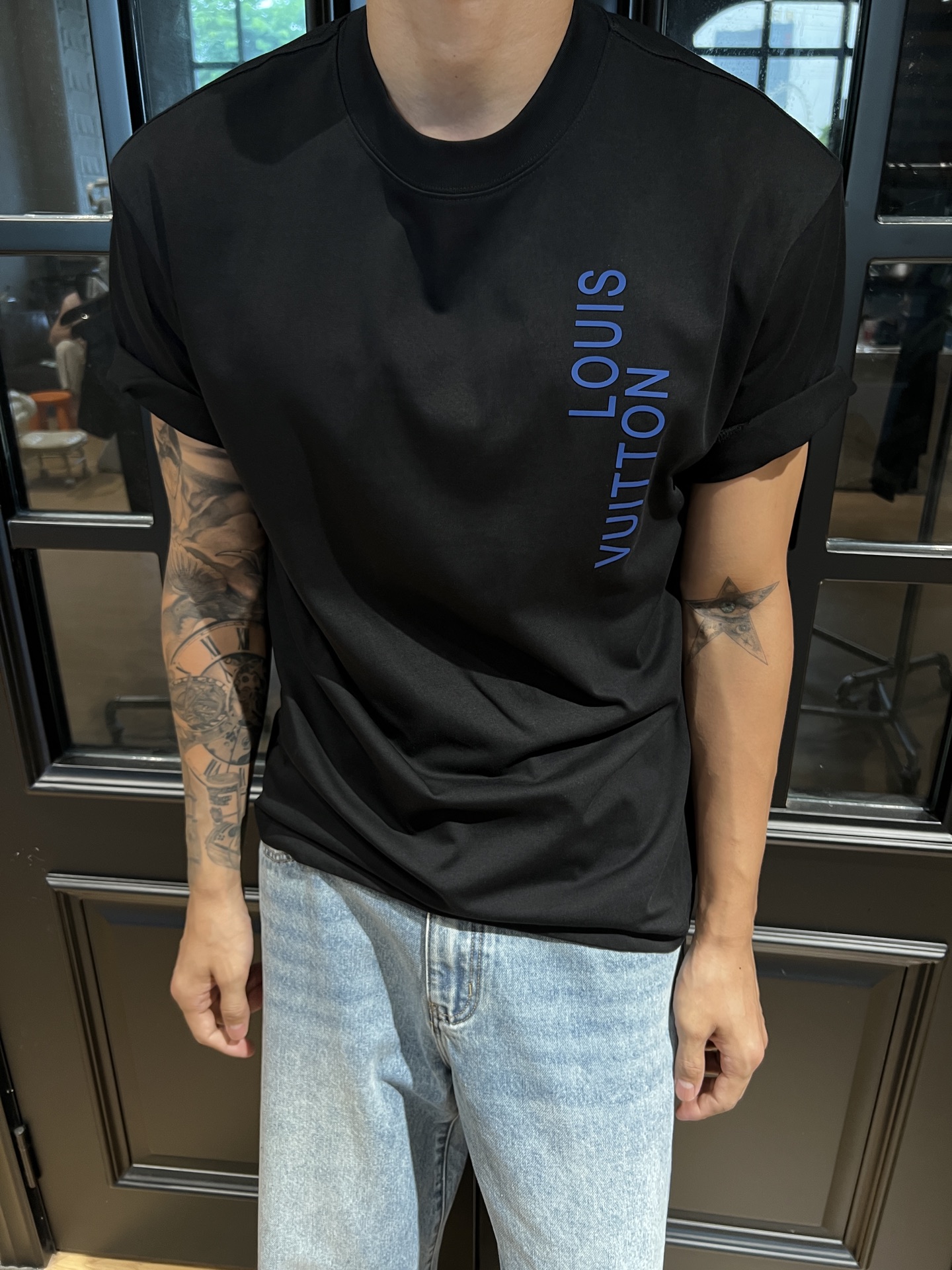 La nueva camiseta de verano de manga corta con cuello redondo y estampado de letras de P80 LV es absolutamente única💕 …