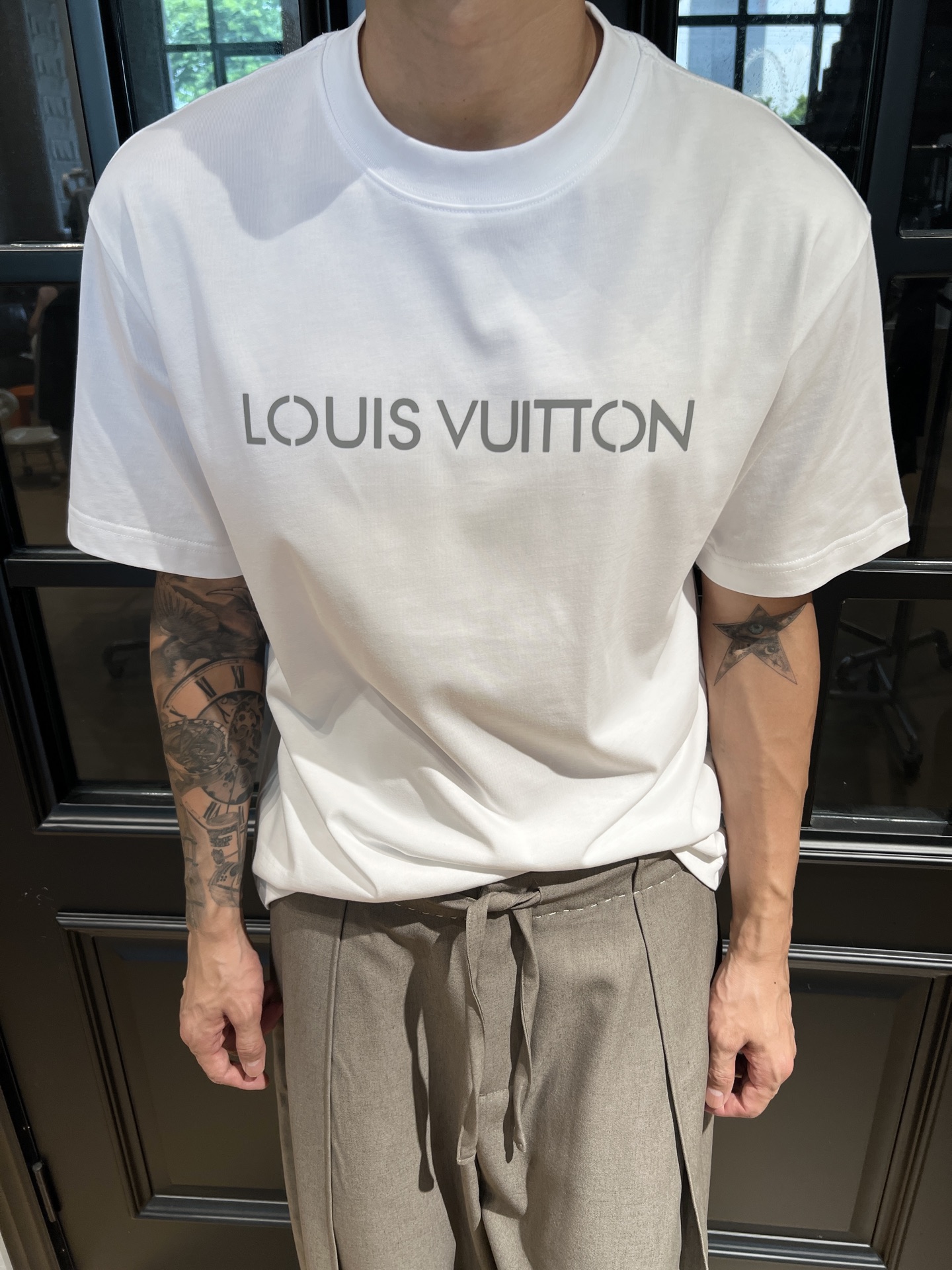 P80 LV Camiseta de manga corta con cuello redondo y estampado de letras de la nueva temporada de verano 2026, ¡absoluta…