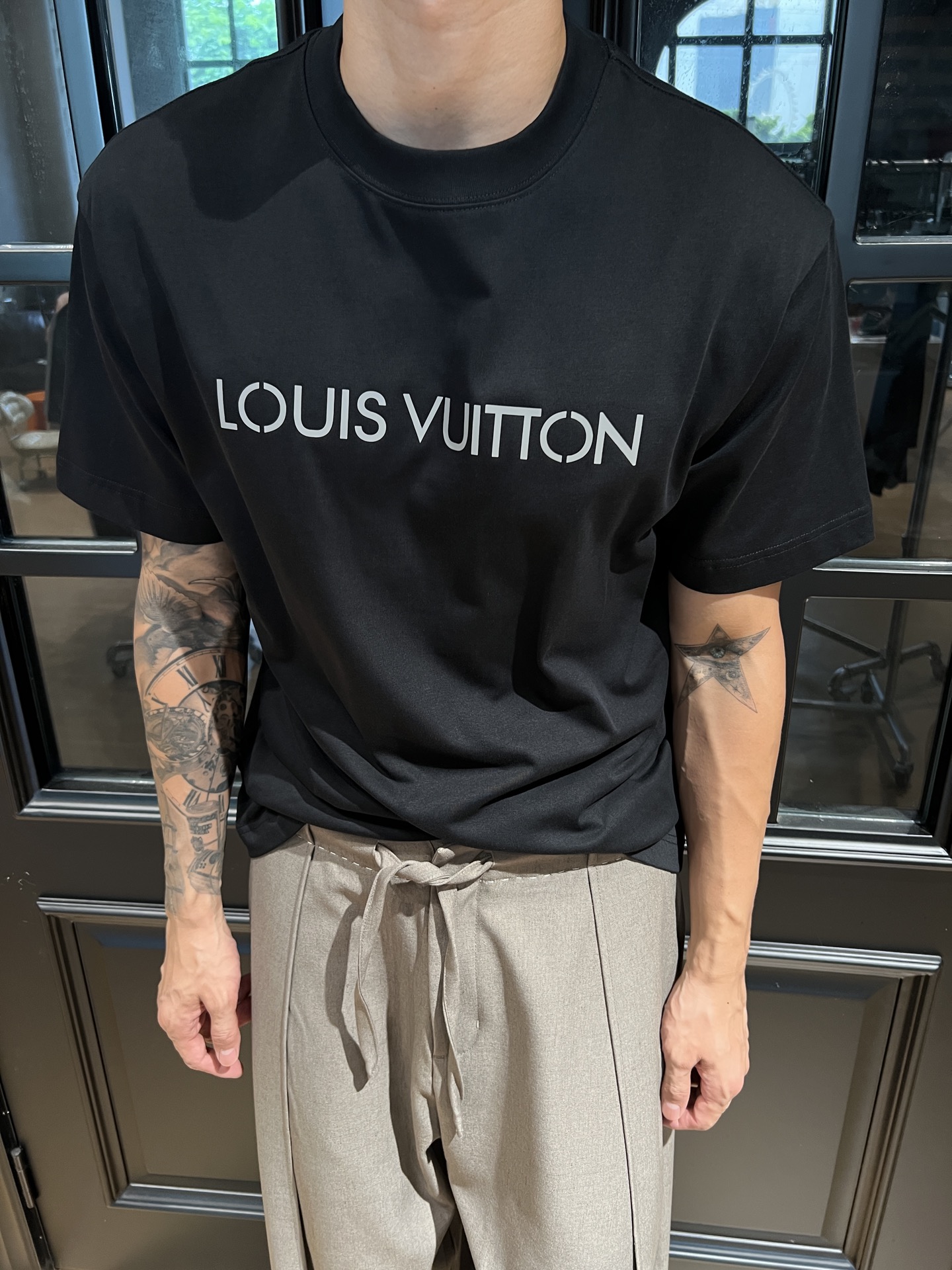 La nueva camiseta de verano de manga corta con cuello redondo y letras en relieve de P80 LV, es absolutamente perfecta�…