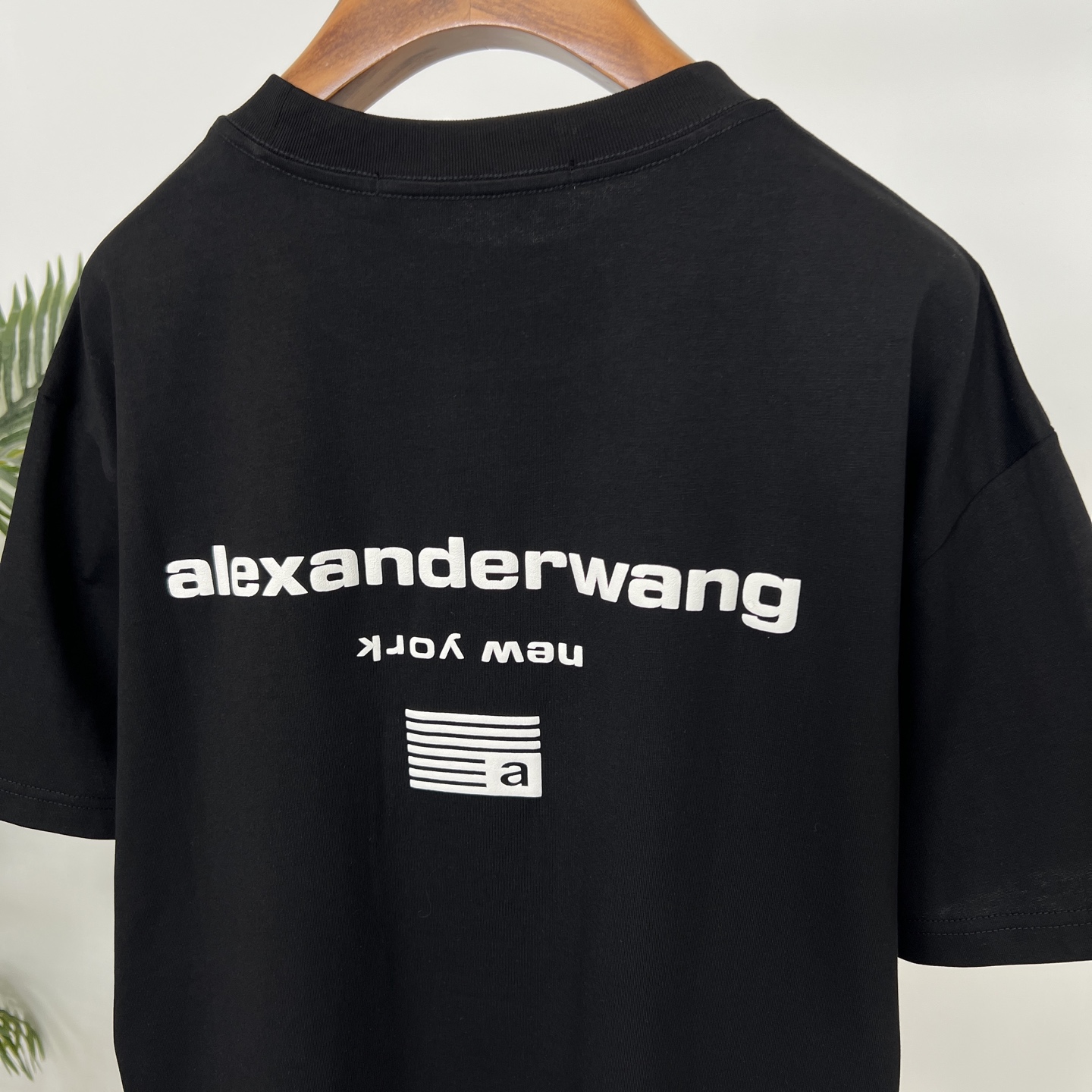 p95 AW大王2025夏季的超酷新款！重磅胶印Logo字母短袖圆领T恤简直绝绝子💕
不愧是Alexander Wang，这设计感没谁了👏大大的胶印Logo字母，超级醒目，简约又高级，直接把潮流感拉满，轻松成为人群焦点。走在街上，你就是时尚的代言人，回头率绝对爆表。
而且哦，它是男女同款，和另一半一起穿情侣装再合适不过啦，出街就是最甜最潮的CP。面料超棒，索罗纳棉柔软亲肤，透气性也超赞，夏天穿舒适又凉爽，完全不会觉得闷热。
颜色：黑、白
码数：S-Xxl
