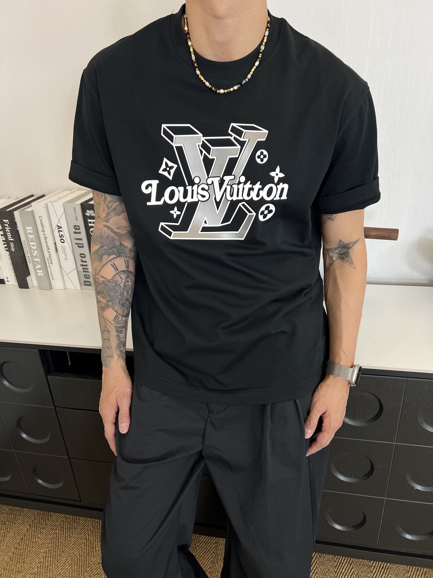 P80 LV 2026 Primavera y verano nueva camiseta casual de manga corta, con un gran logo impreso tridimensional en V en el…