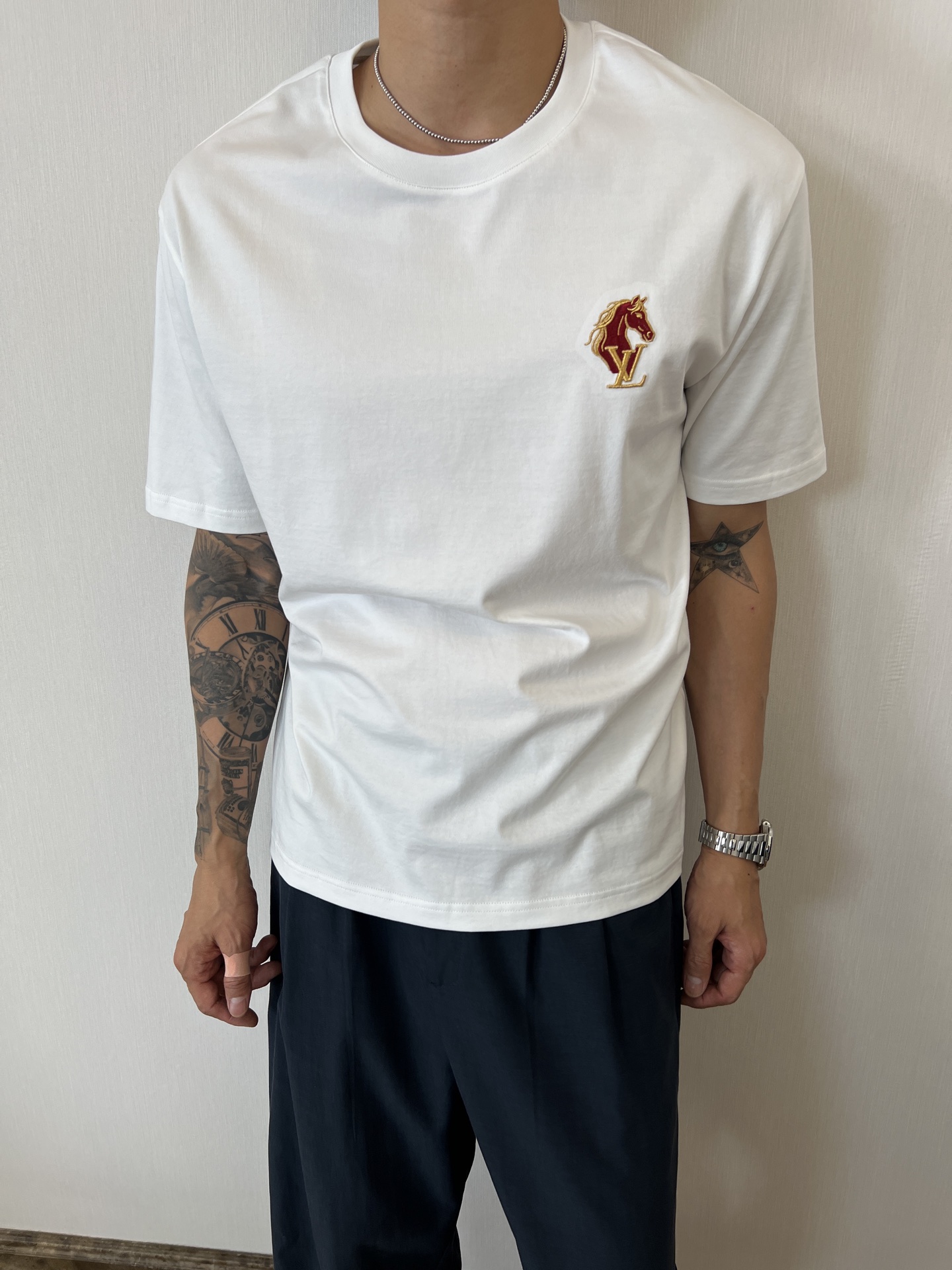 ¡Las camisetas de manga corta de edición limitada P80 LV 2026 Summer Year of the Horse ya están aquí! El logo bordado e…