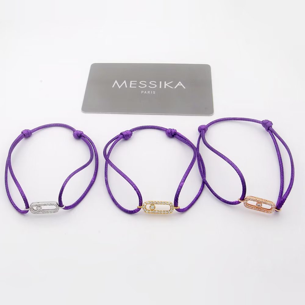 ❤️85包邮原单代购级别
Messika新款全新梅西卡手链手绳推出精致多色绳圈手链系列，多色绳圈搭配一颗明亮式切割滑动钻石于腕间注入摩登意趣，彰显出众个性