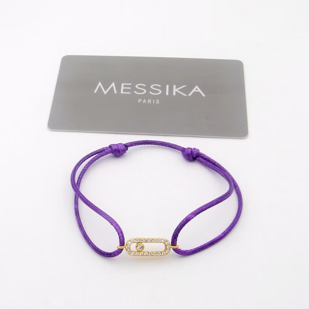 ❤️85包邮原单代购级别
Messika新款全新梅西卡手链手绳推出精致多色绳圈手链系列，多色绳圈搭配一颗明亮式切割滑动钻石于腕间注入摩登意趣，彰显出众个性