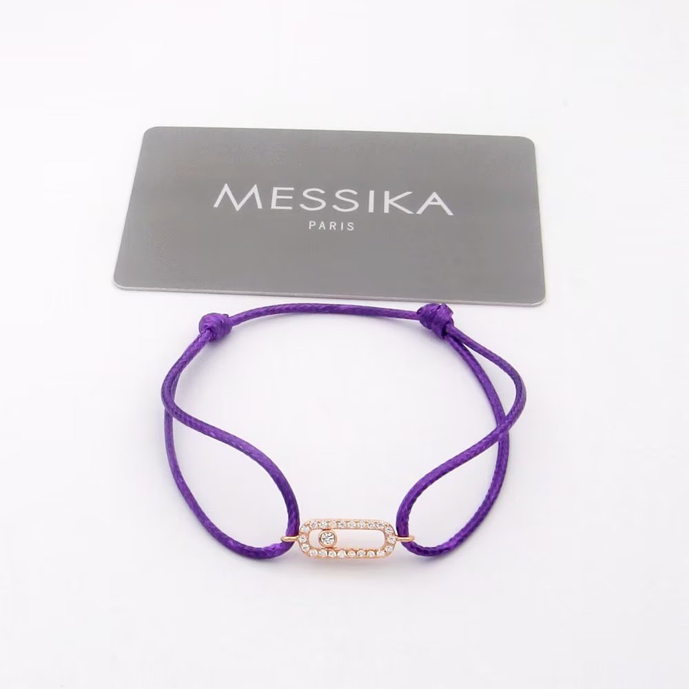 ❤️85包邮原单代购级别
Messika新款全新梅西卡手链手绳推出精致多色绳圈手链系列，多色绳圈搭配一颗明亮式切割滑动钻石于腕间注入摩登意趣，彰显出众个性