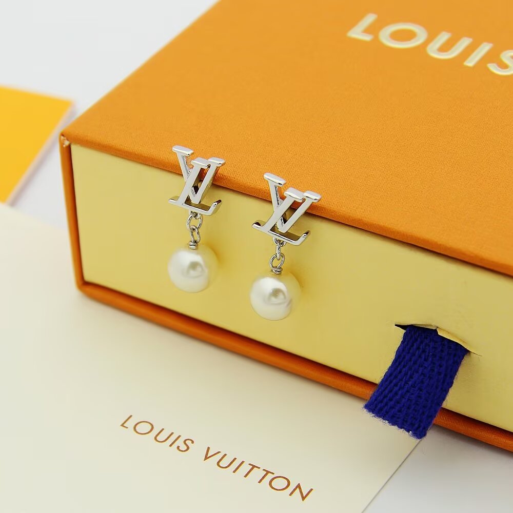 ❤️105包邮/原单代购级别
LV耳钉珍珠耳钉Iconic Louisa 耳环以华美珠饰点缀路易威登标识，映衬爱情的纯洁和美满。耀目饰钉拼写品牌字母标识，莹润树脂珠饰悬挂于下。耳环