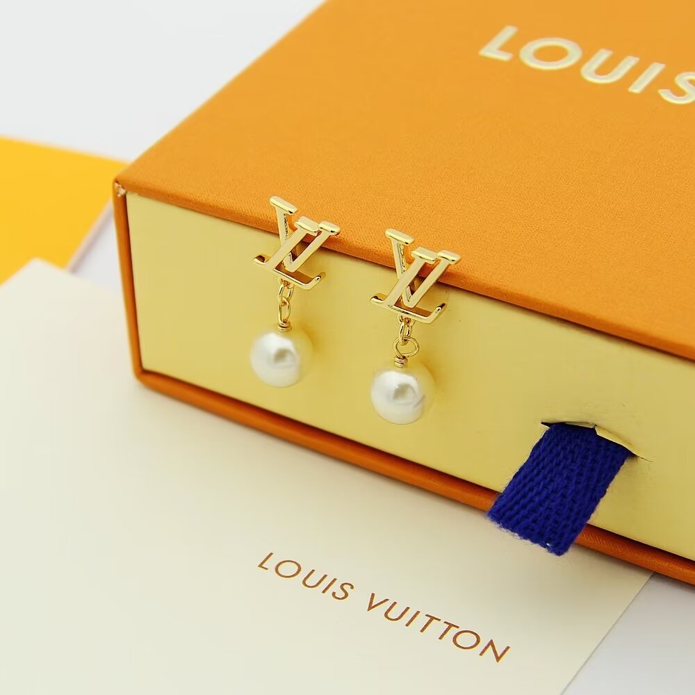 ❤️105包邮/原单代购级别
LV耳钉珍珠耳钉Iconic Louisa 耳环以华美珠饰点缀路易威登标识，映衬爱情的纯洁和美满。耀目饰钉拼写品牌字母标识，莹润树脂珠饰悬挂于下。耳环