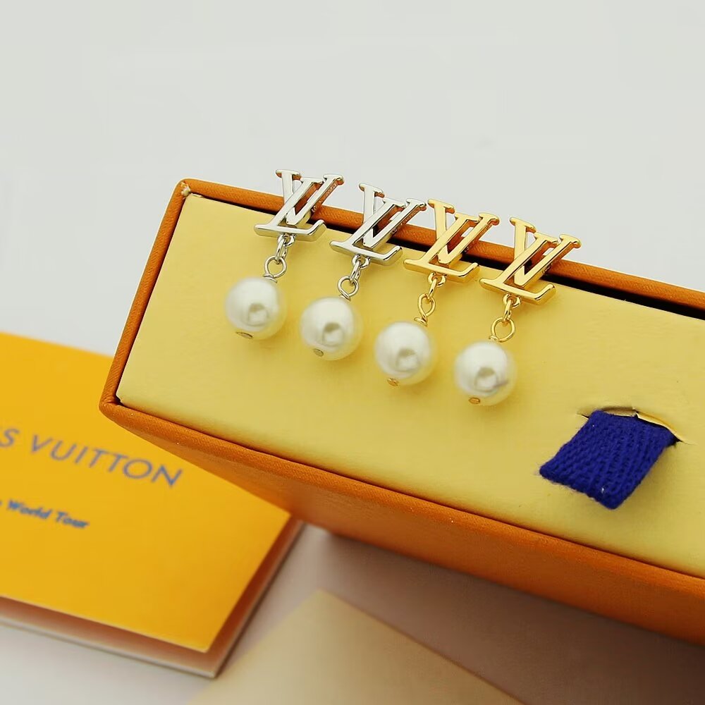 ❤️105包邮/原单代购级别
LV耳钉珍珠耳钉Iconic Louisa 耳环以华美珠饰点缀路易威登标识，映衬爱情的纯洁和美满。耀目饰钉拼写品牌字母标识，莹润树脂珠饰悬挂于下。耳环