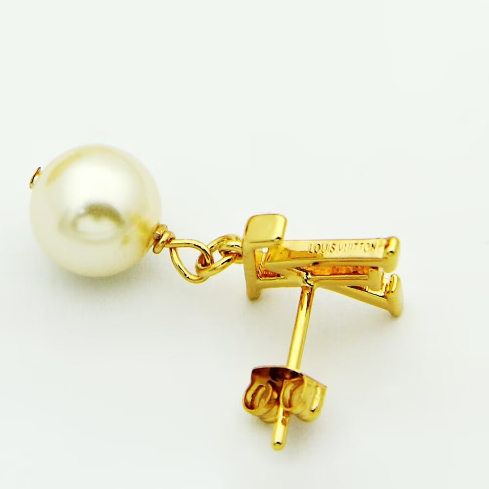 ❤️105包邮/原单代购级别
LV耳钉珍珠耳钉Iconic Louisa 耳环以华美珠饰点缀路易威登标识，映衬爱情的纯洁和美满。耀目饰钉拼写品牌字母标识，莹润树脂珠饰悬挂于下。耳环