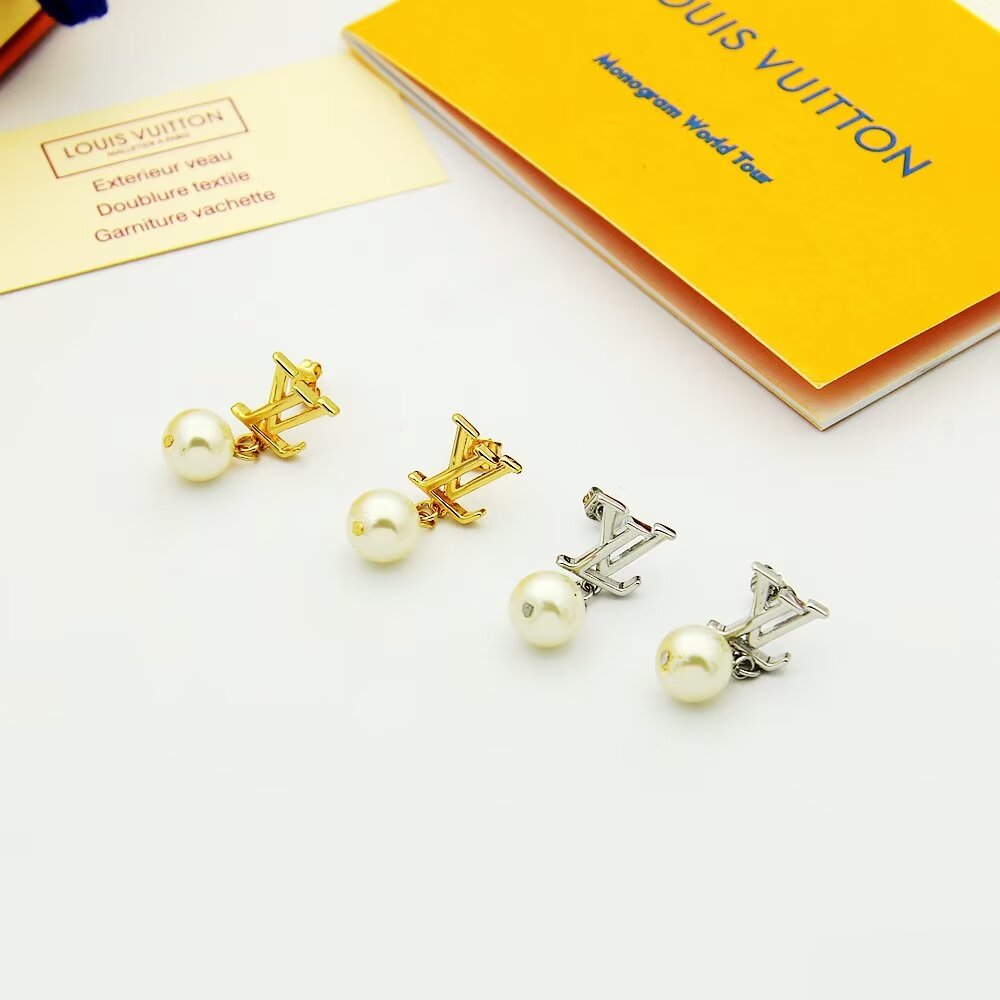 ❤️105包邮/原单代购级别
LV耳钉珍珠耳钉Iconic Louisa 耳环以华美珠饰点缀路易威登标识，映衬爱情的纯洁和美满。耀目饰钉拼写品牌字母标识，莹润树脂珠饰悬挂于下。耳环