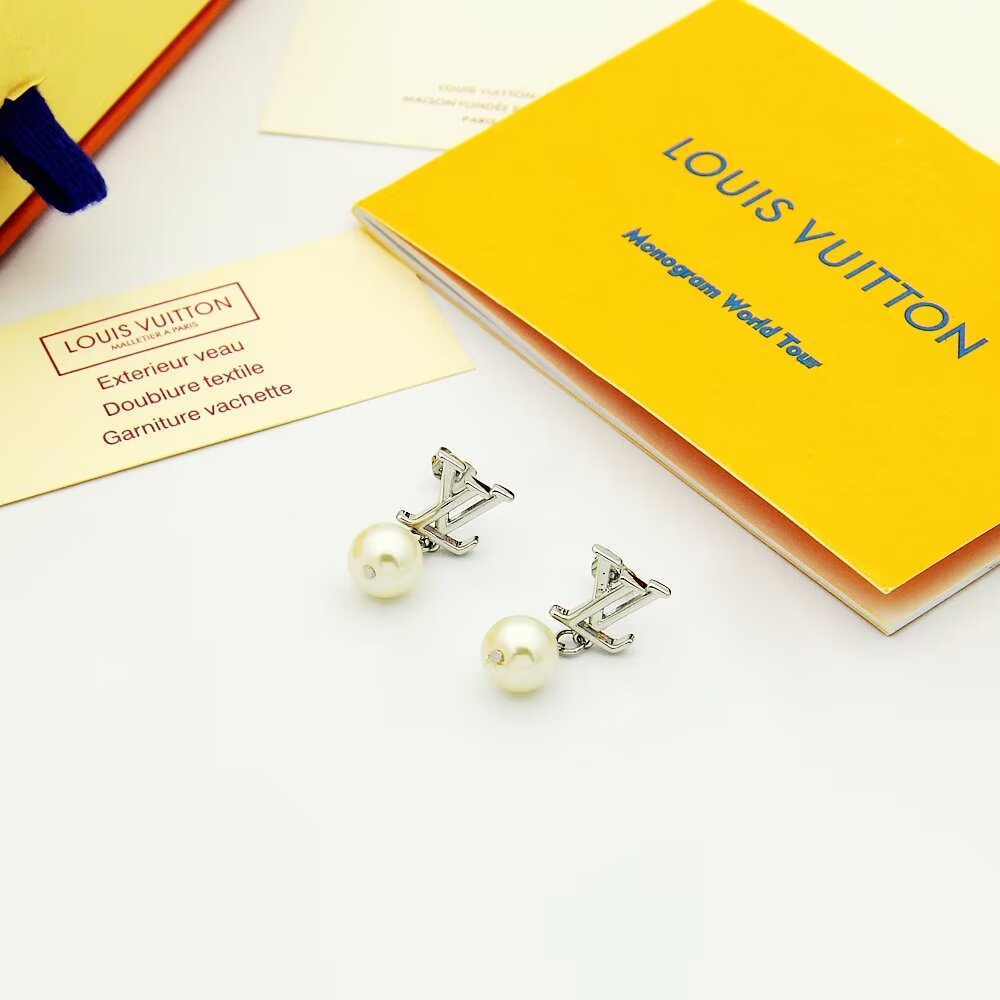 ❤️105包邮/原单代购级别
LV耳钉珍珠耳钉Iconic Louisa 耳环以华美珠饰点缀路易威登标识，映衬爱情的纯洁和美满。耀目饰钉拼写品牌字母标识，莹润树脂珠饰悬挂于下。耳环