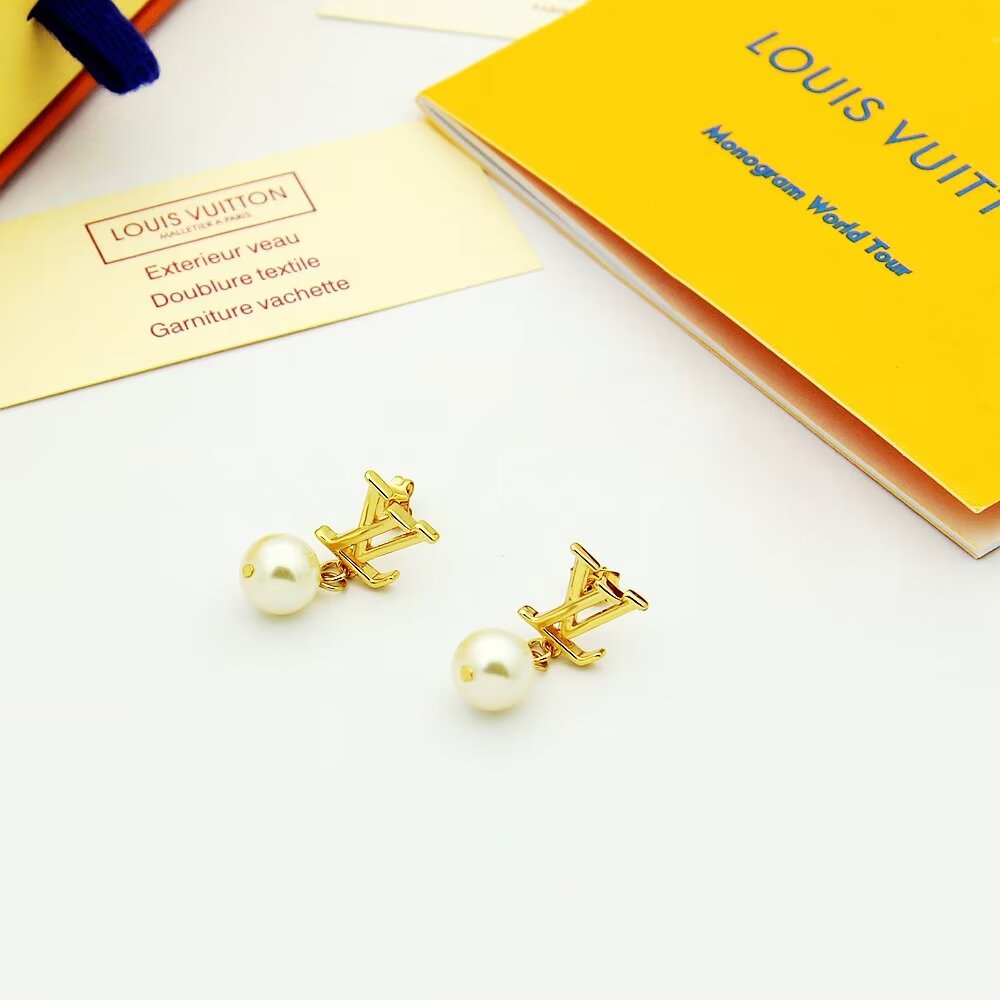 ❤️105包邮/原单代购级别
LV耳钉珍珠耳钉Iconic Louisa 耳环以华美珠饰点缀路易威登标识，映衬爱情的纯洁和美满。耀目饰钉拼写品牌字母标识，莹润树脂珠饰悬挂于下。耳环