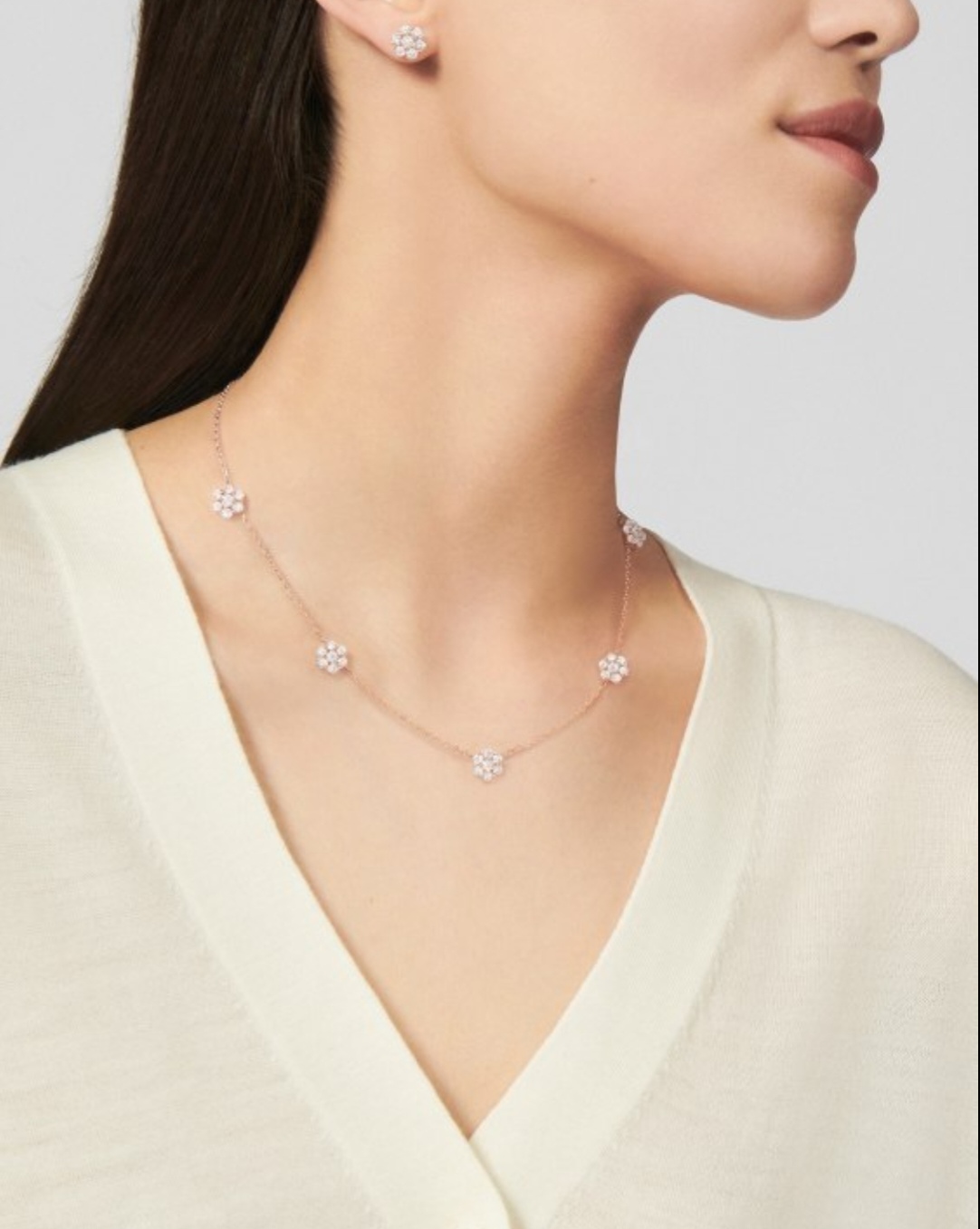 Elegante Collar Floral Van Cleef & Arpels en Oro Rosa con Diamantes 3 a1733804708987 7145