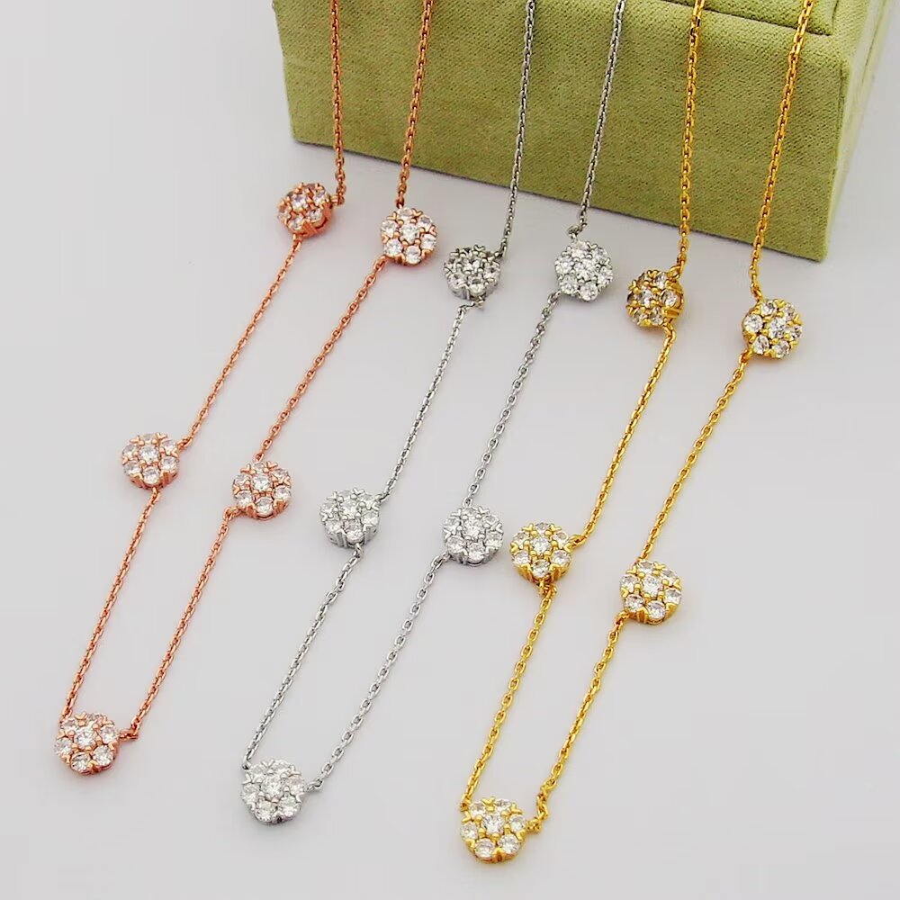 Elegante Collar Floral Van Cleef & Arpels en Oro Rosa con Diamantes 5 a1733876187973 0235