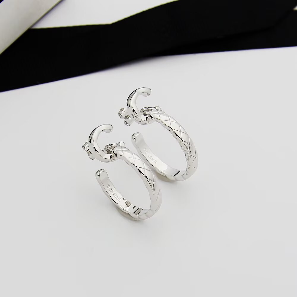 Elegantes Aretes Chanel Coco Crush en Oro de 18K con Diseño Acolchado 8 a1745453236815 7115