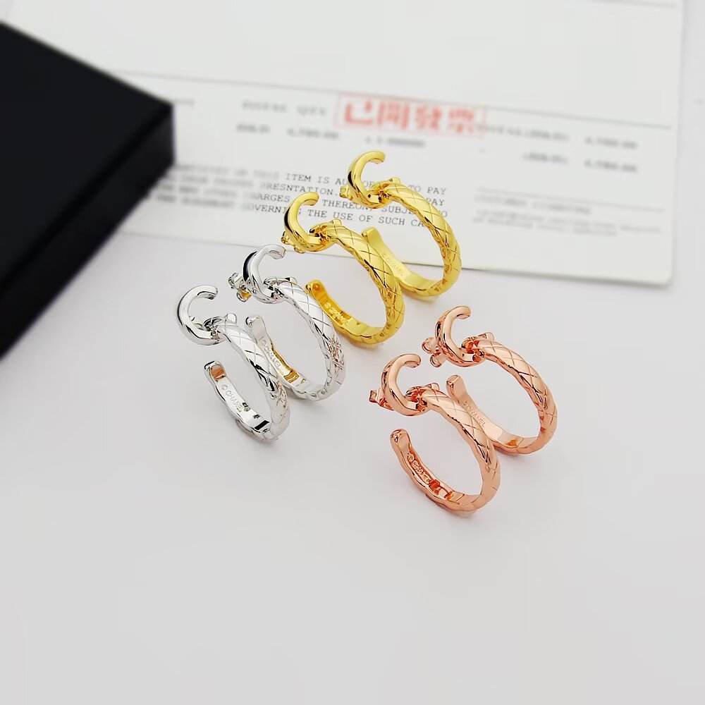Elegantes Aretes Chanel Coco Crush en Oro de 18K con Diseño Acolchado 4 a1745453236820 8230