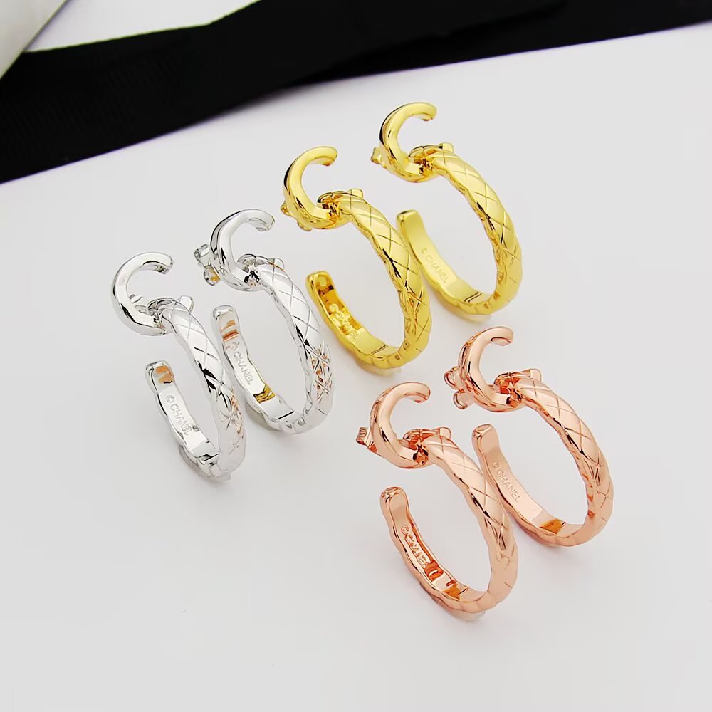 Elegantes Aretes Chanel Coco Crush en Oro de 18K con Diseño Acolchado 3 a1745453236823 6241