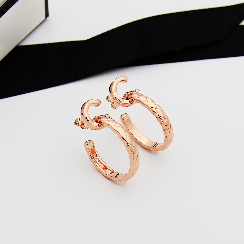 Elegantes Aretes Chanel Coco Crush en Oro de 18K con Diseño Acolchado 7 a1745453236826 0204