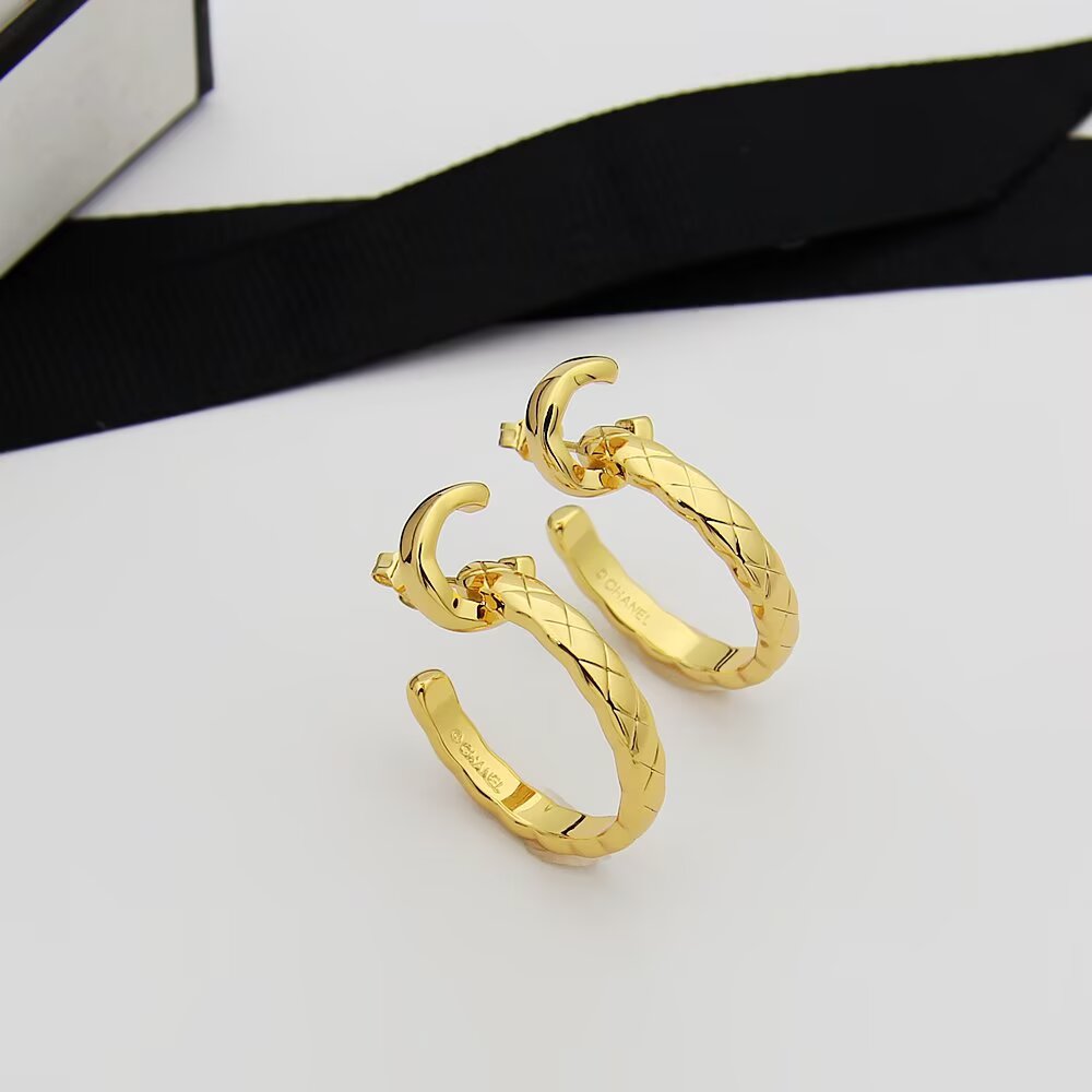 Elegantes Aretes Chanel Coco Crush en Oro de 18K con Diseño Acolchado 6 a1745453251346 1250