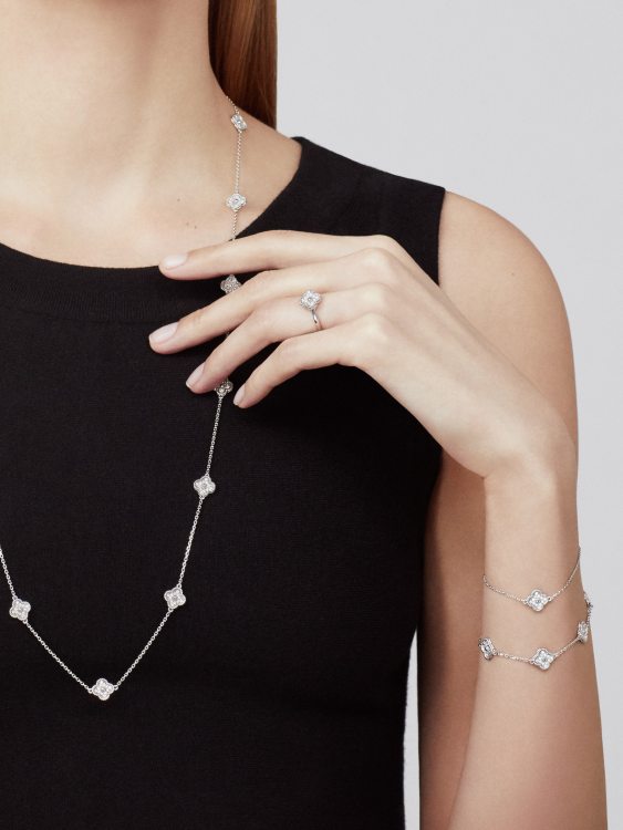 Elegant Four-Leaf Clover Necklace with Sparkling Diamonds, Perfect for Everyday Wear 6 a1752275705054 8657