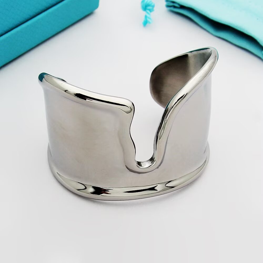 Tiffany & Co. Tiffany蒂芙尼手镯不规则光面手镯 设计 简洁 彰显 优雅 低调绽放自信 非常细腻而夺目