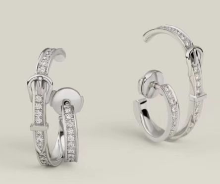 Orecchini Hermes con fibbia a doppio cerchio per cintura Orecchini in metallo color argento con pavé di diamanti trasparenti disponibile anche in metallo color oro giallo con pavé di diamanti trasparenti metallo color oro rosa con pavé di diamanti trasparenti Diametro esterno del cerchio di 1 5 cm