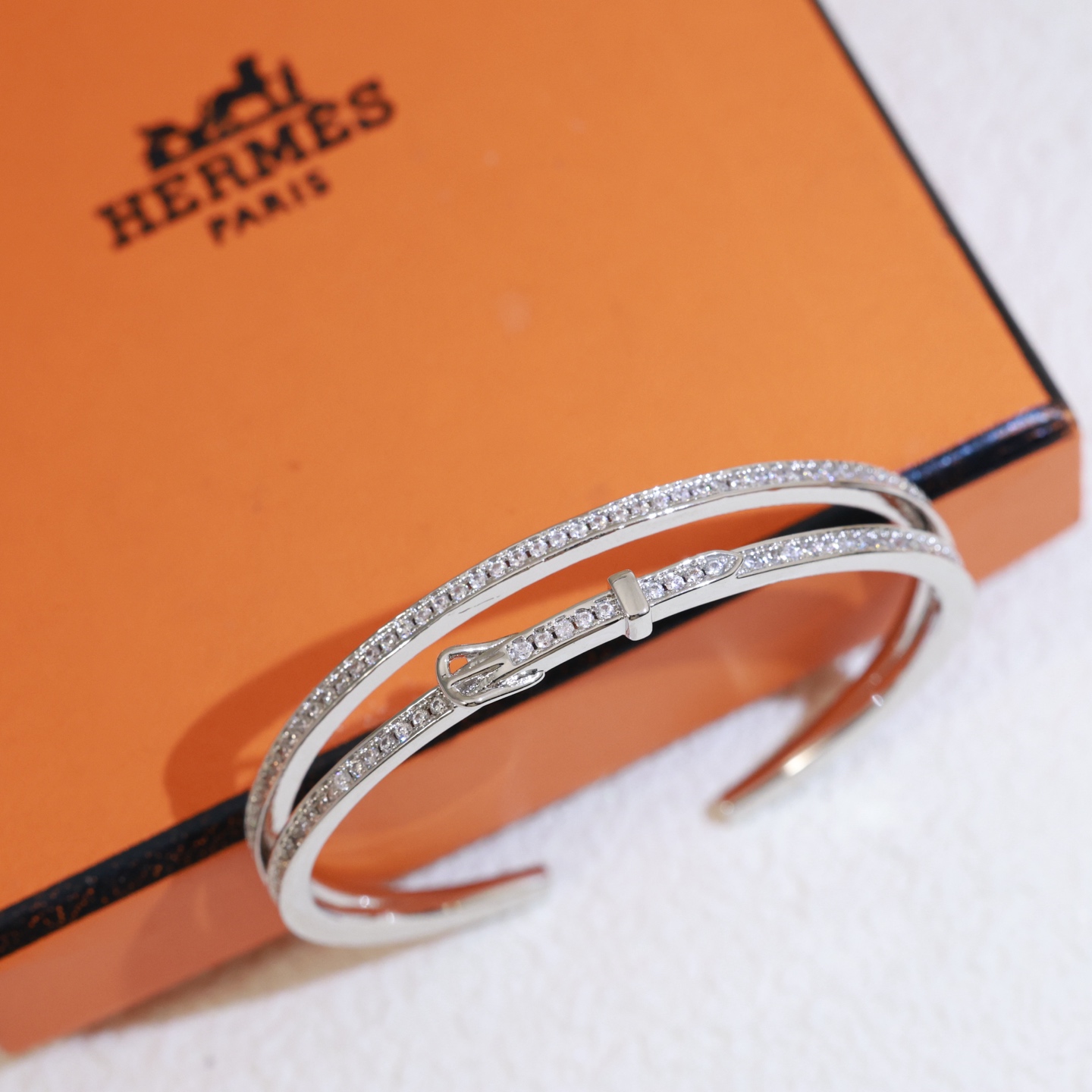 Hermès 爱马仕 双层H满钻皮带扣手镯 亚金材质镀金，精工镶嵌高碳钻上身真的赞爆