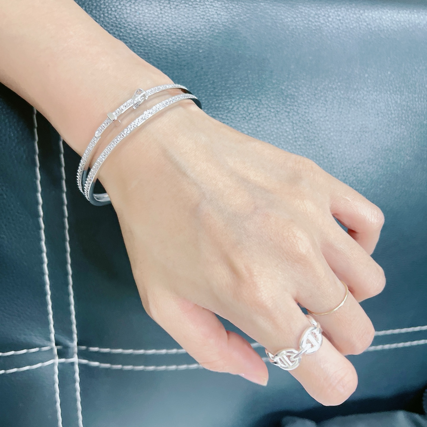 Hermès 爱马仕 双层H满钻皮带扣手镯 亚金材质镀金，精工镶嵌高碳钻上身真的赞爆