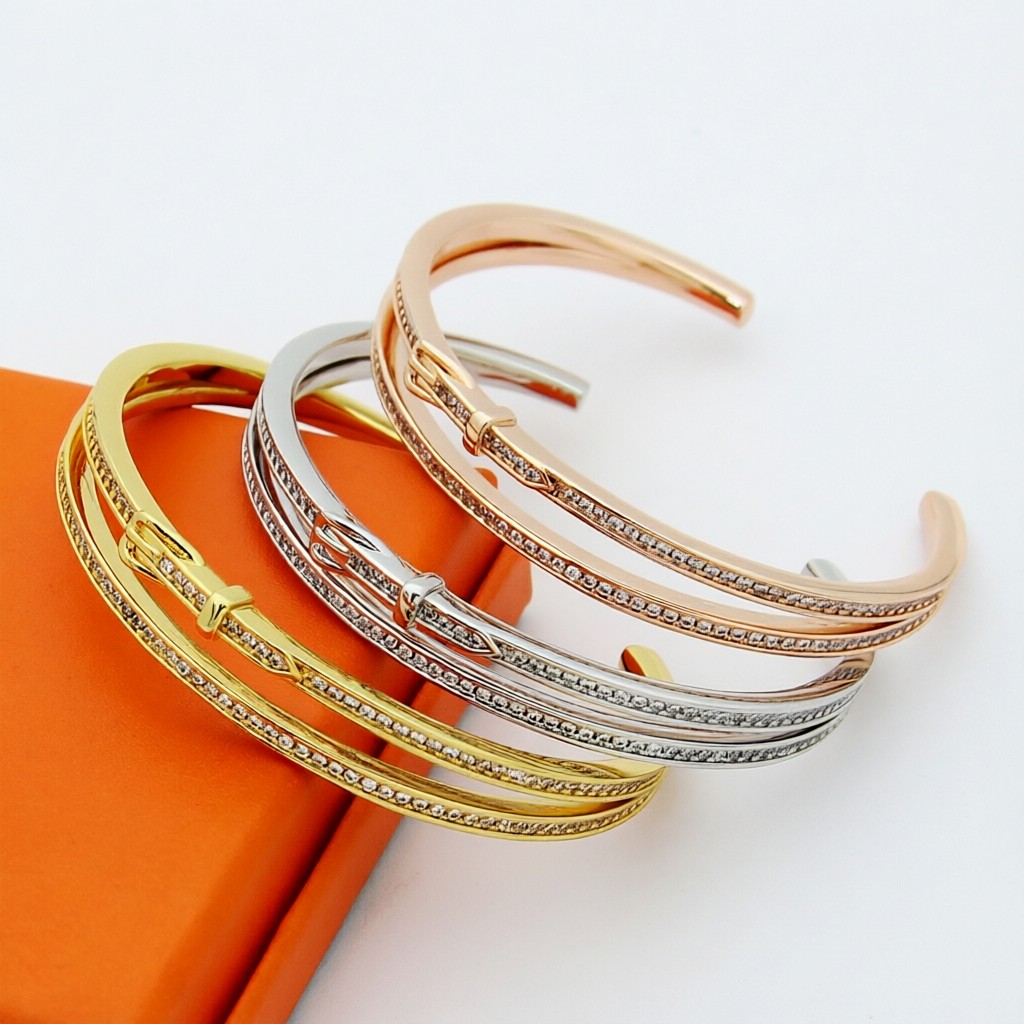 Hermès 爱马仕 双层H满钻皮带扣手镯 亚金材质镀金，精工镶嵌高碳钻上身真的赞爆