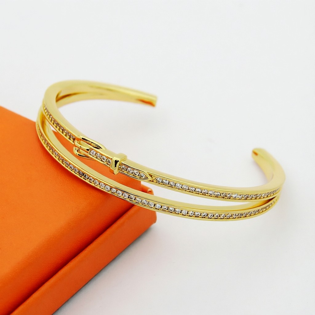 Hermès 爱马仕 双层H满钻皮带扣手镯 亚金材质镀金，精工镶嵌高碳钻上身真的赞爆