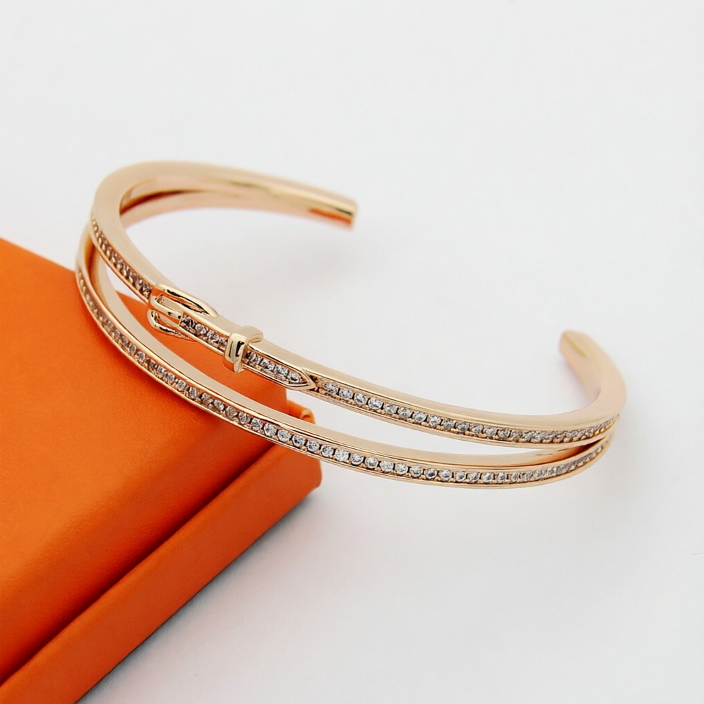 Hermès 爱马仕 双层H满钻皮带扣手镯 亚金材质镀金，精工镶嵌高碳钻上身真的赞爆