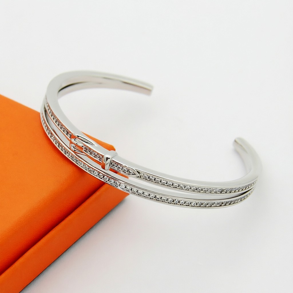Hermès 爱马仕 双层H满钻皮带扣手镯 亚金材质镀金，精工镶嵌高碳钻上身真的赞爆