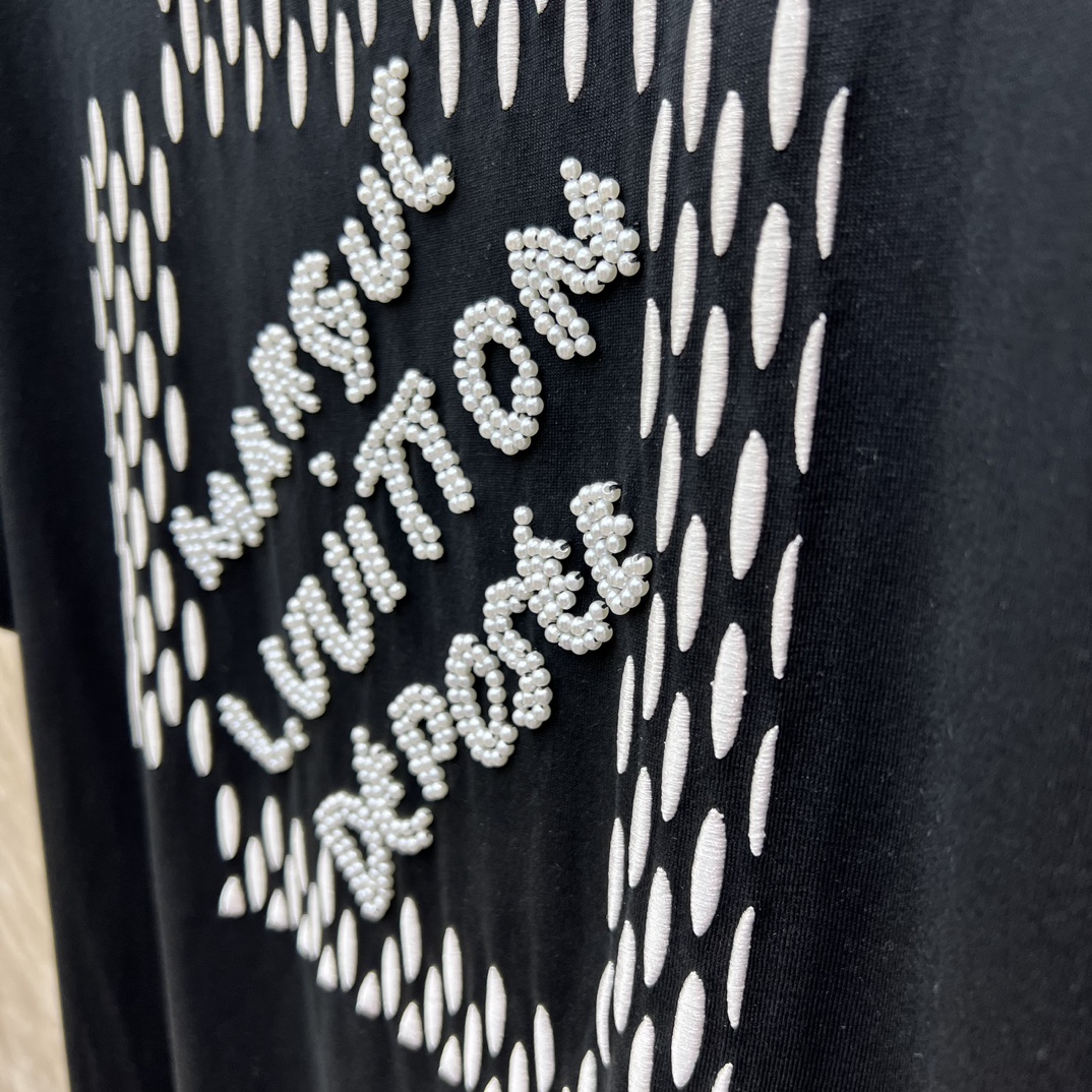 LouisVuit*on24Ss春夏菲董联名新款字母珍珠刺绣圆领短袖T恤精致细腻超有质感宽松落肩的设计男