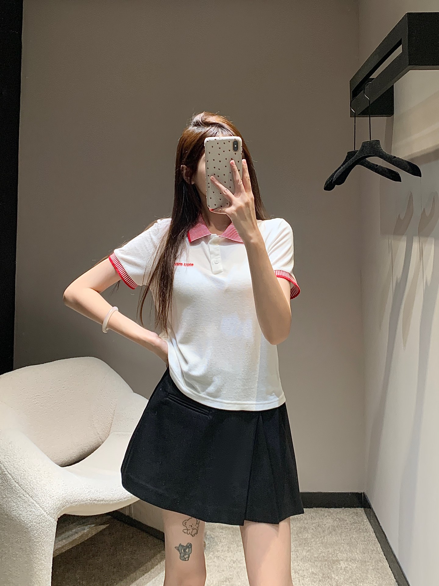 NO:316124,Miumi*24Fw early autumn new style logo logo embroidered polo neck short-sleeved T-shirt | Exclusive high-end production!  The refreshing and fashionable tee is so beautiful. It is matched with a playful and age-reducing Polo collar and green edge design in the details. It is refreshing and clean and adds a touch of vitality and high-end and easy to grasp the fashionable atmosphere. It is easy to match without picking the face and makes you look slimmer!  The whole piece has a very summery taste. The youthful and energetic feeling is easy to wear to the casual and lazy feeling of the INS blogger~ Customized fabrics have a super comfortable texture!  Such a T-shirt is a piece for everyone in summer!  S/M/L, miumiu, T-shirt,tees, t-shirt,alexander wang19860909批Miumi*24Fw早秋新款 logo徽标刺绣polo领短袖T恤丨独家高版出品！清爽又时髦的tee也太好看啦搭配俏皮减龄的Polo领以及细节处的绿边设计 清爽干净又增加了一丝活力和高级轻松拿捏时髦氛围感 不挑脸型易搭更显瘦！整件就是很夏天的味道 青春又活力的感觉轻松穿出INS博主那种随意慵懒感～定制面料 质感超级舒适！这样的T恤在夏季就是人手一件的存在！现货发售S/M/L,,miumiu,T-shirt,tees，t-shirt,alexander wang,Women's clothing