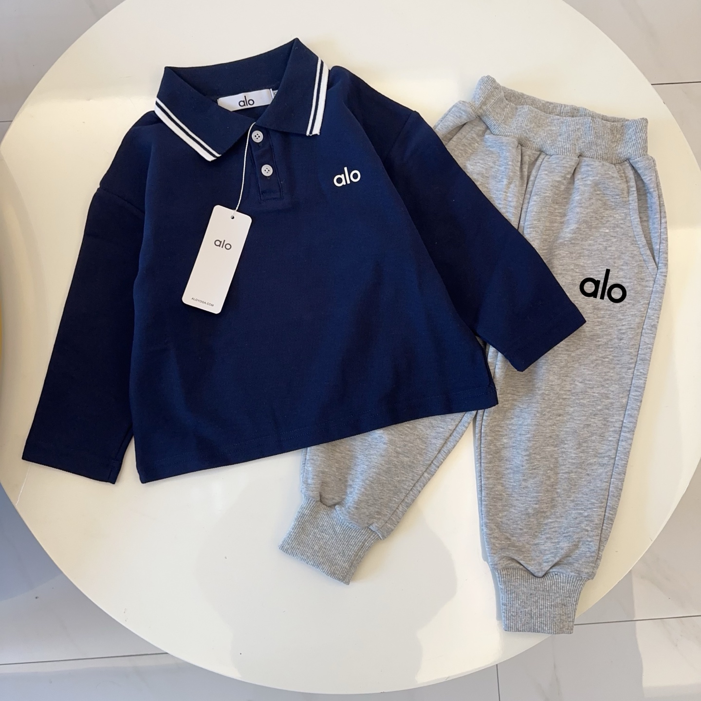 Polo alo (azul marino/rojo/gris, 90-140) Pantalones deportivos alo (negro/gris, 90-150) Etiqueta original + colgante + …