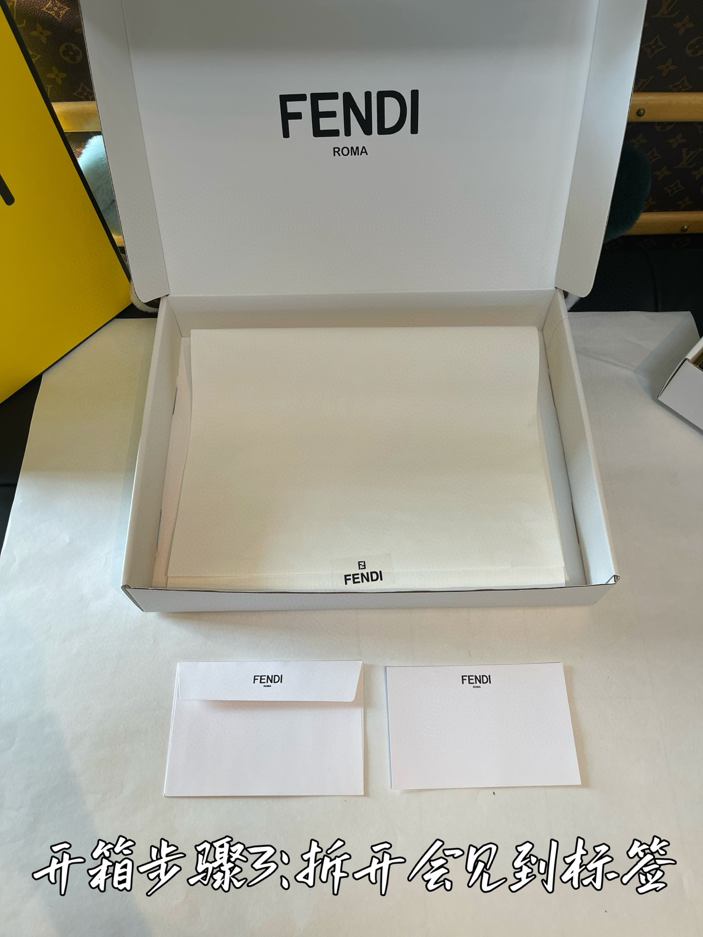 加💰升级全套礼盒发货
细节图请品鉴 无滤镜实拍
好的东西 不需要花里胡哨吹嘘飞机盒 购物袋 礼盒 丝带 卡片 雪梨纸
官网配件 给你官网购物的体验感
