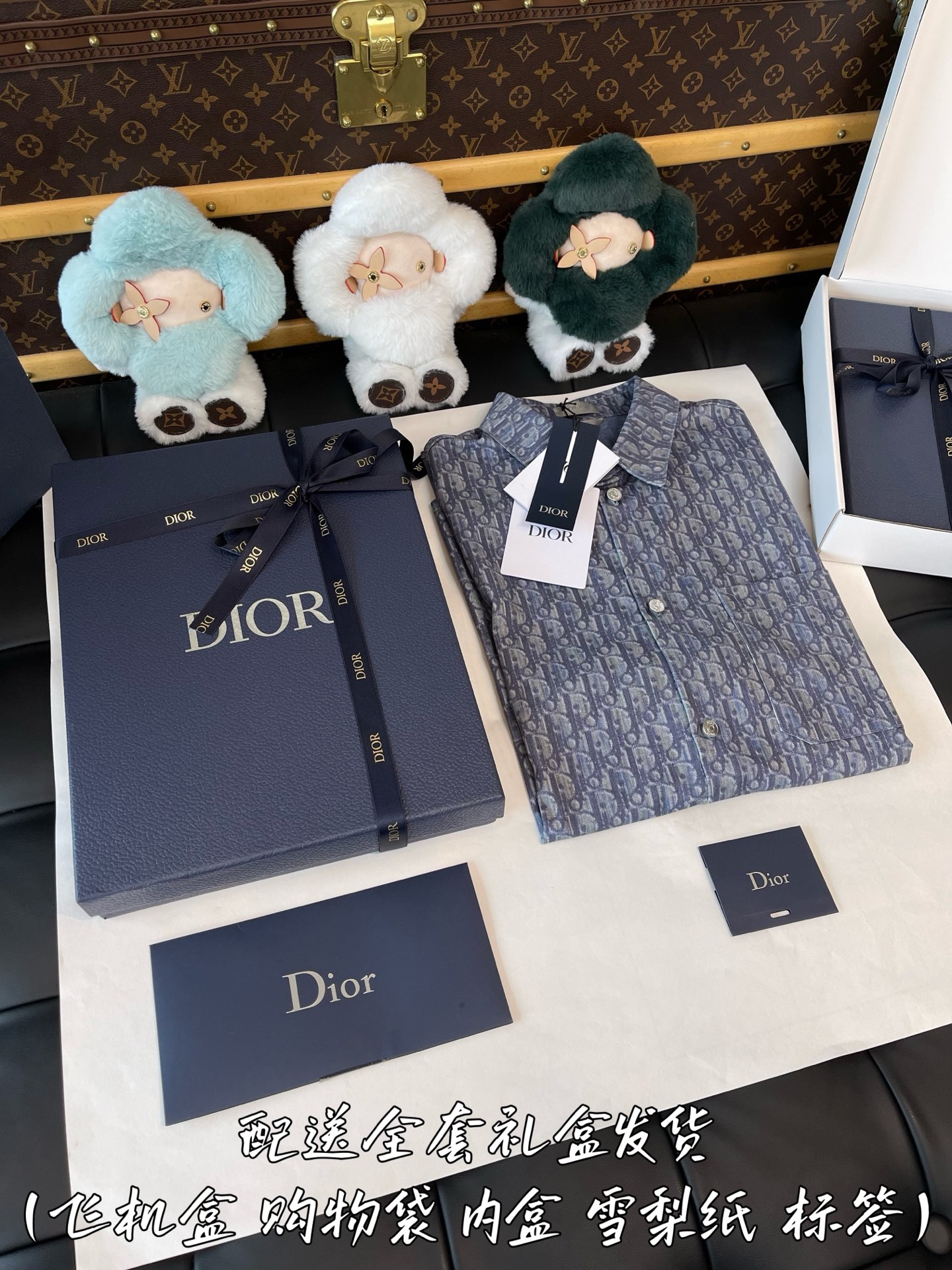 加💰升级全套礼盒发货
细节图请品鉴 无滤镜实拍
好的东西 不需要花里胡哨吹嘘飞机盒 购物袋 礼盒 丝带 卡片 雪梨纸
官网配件 给你官网购物的体验感