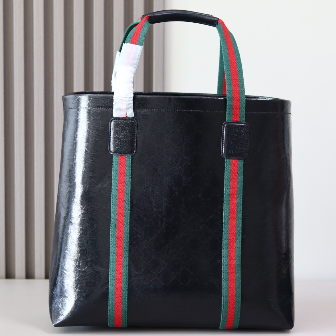 P310 GG Tender medium tote. GG Supreme Tender canvas charmingly interprets men's series accessories, with soft material…