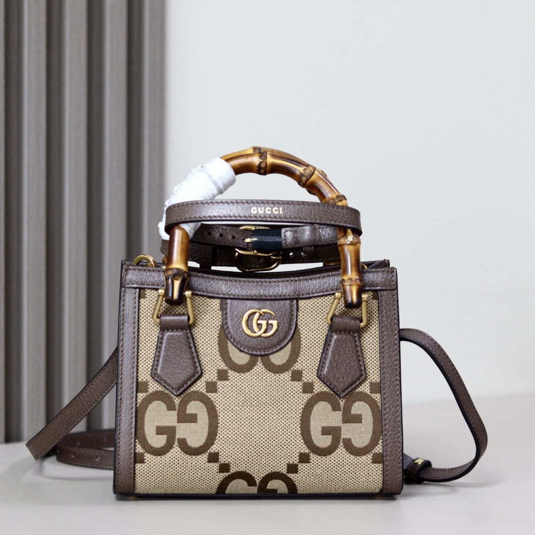 P530 GG Diana 🆕 Nuevo elemento de lona y bambú en bolso tote. ¡El nuevo elemento de lona tote es increíblemente hermos…